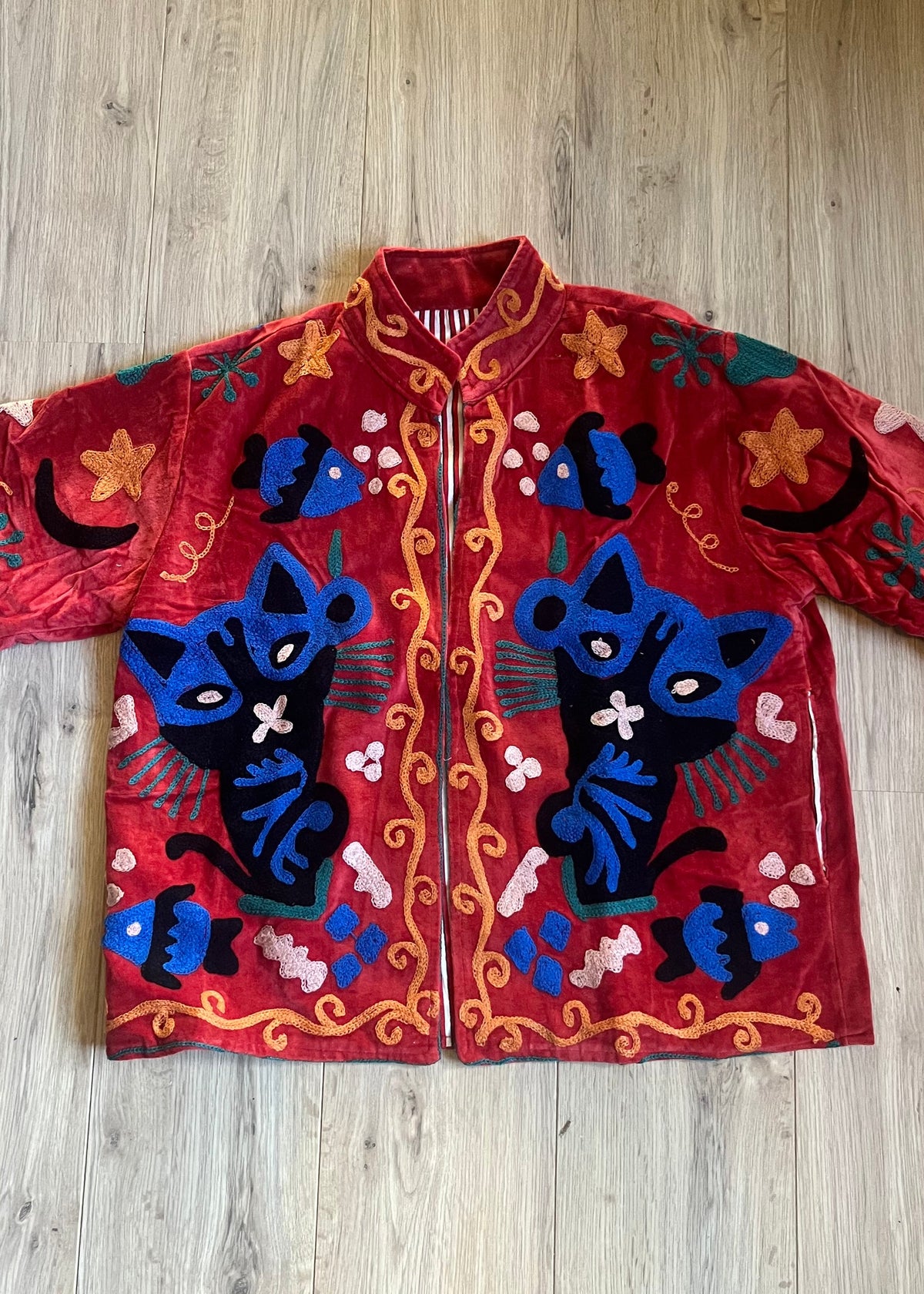 Handgemaakte velvet Suzani jacket uit India met kleurrijk borduurwerk in een mooie rode kleur met kattenprint