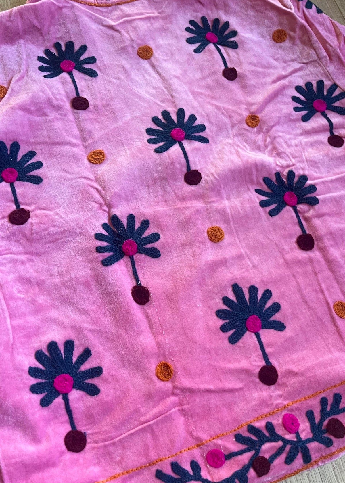 Handgemaakte velvet Suzani jacket uit India met kleurrijk borduurwerk in lichtblauw met gave print