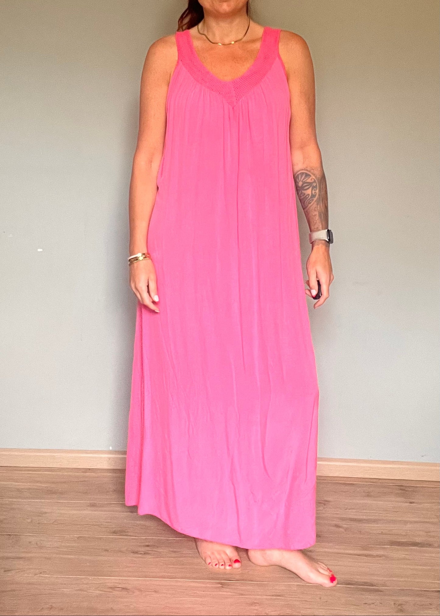 Luchtige viscose damesjurk met soepelvallende pasvorm en afgewerkt decolleté in zwart, roze, taupe en kaki van Piek Fashion