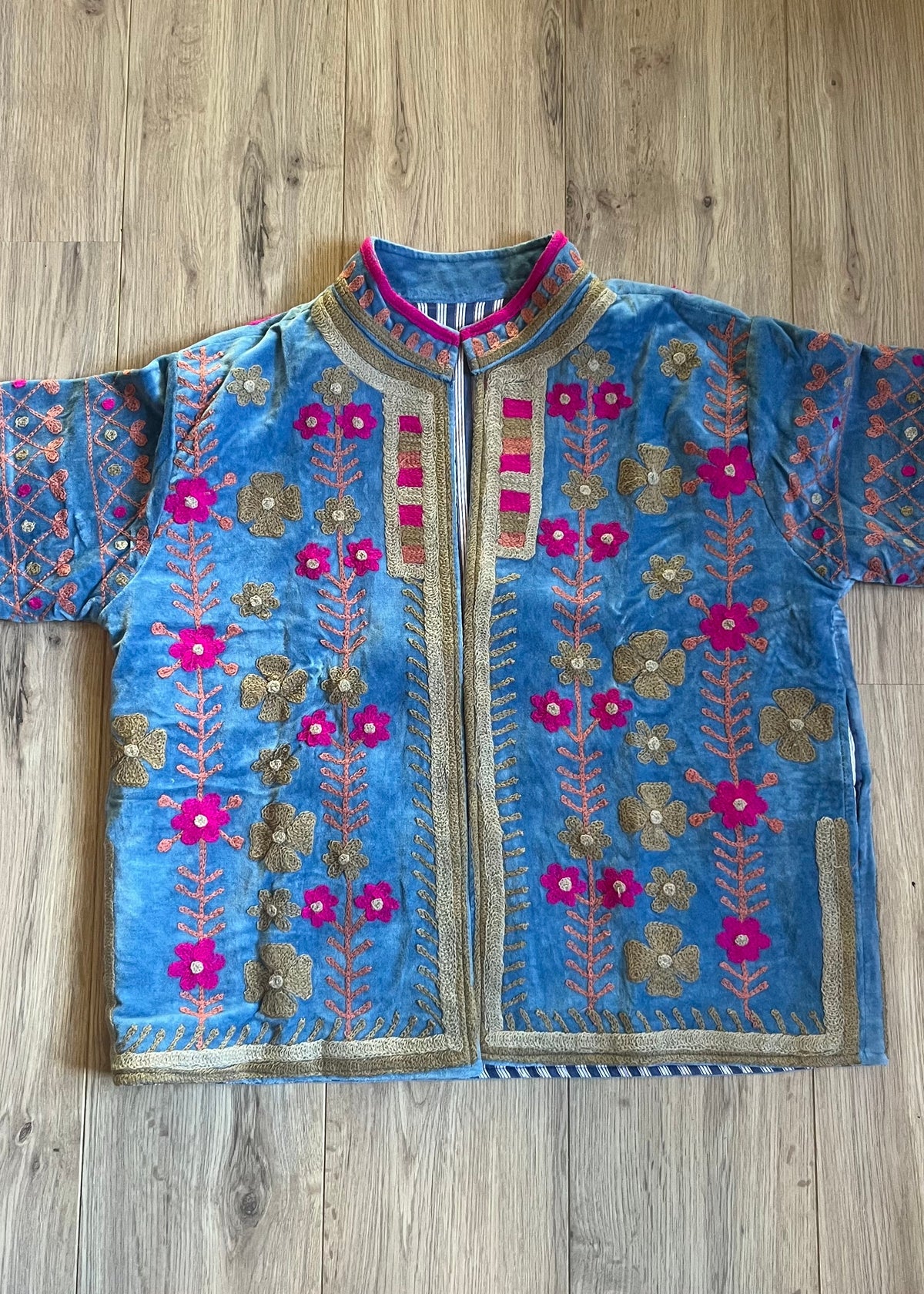 Handgemaakte velvet Suzani jacket uit India met kleurrijk roze beige borduurwerk in lichtblauw.