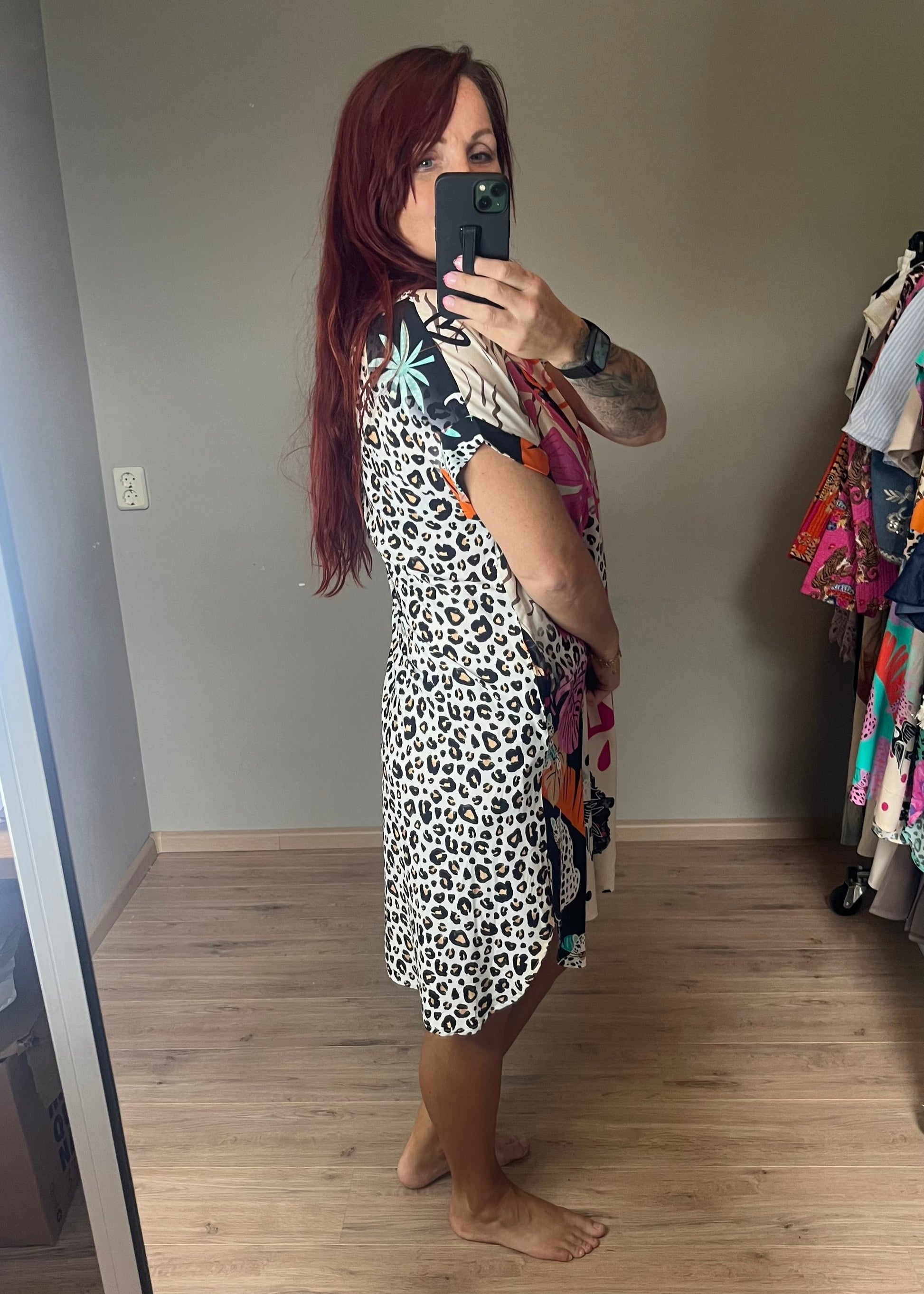 Viscose zomerjurkje met kleurrijke prints, wijd model en one size pasvorm tot maat 44, luchtig en comfortabel.