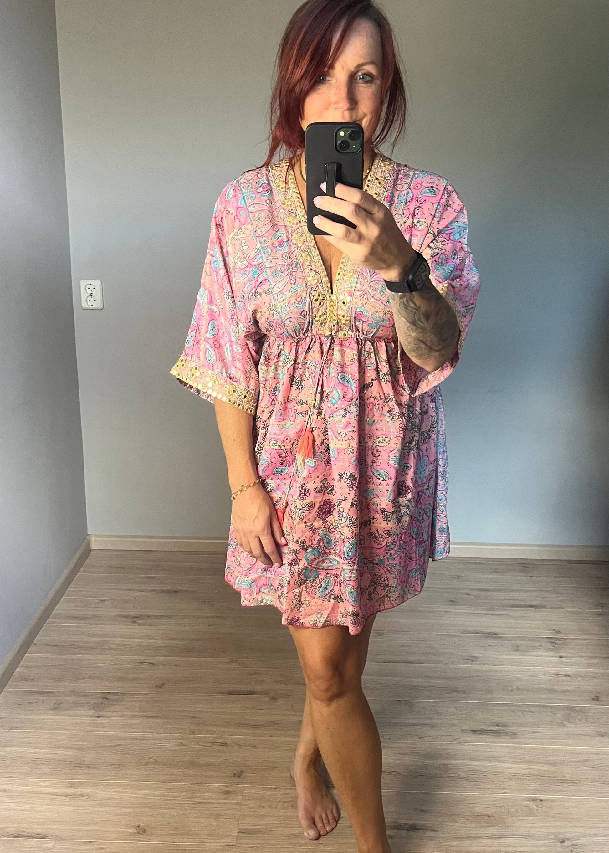 Kleurrijk kort Ibiza damesjurkje van viscose – zomers, luchtig en stijlvol met speelse print.