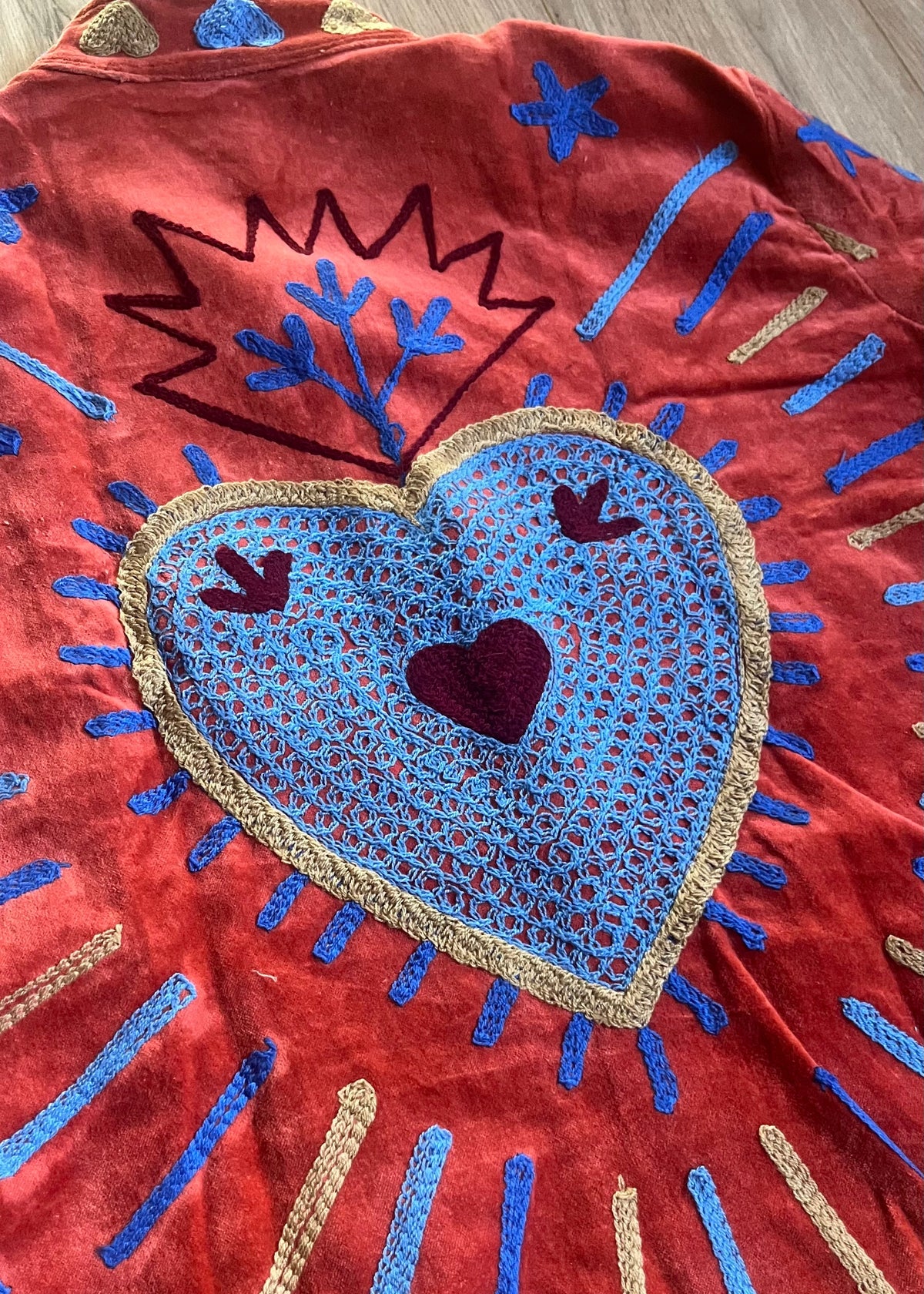 Handgemaakte velvet Suzani jacket uit India met kleurrijk borduurwerk in terracotta met blauw.