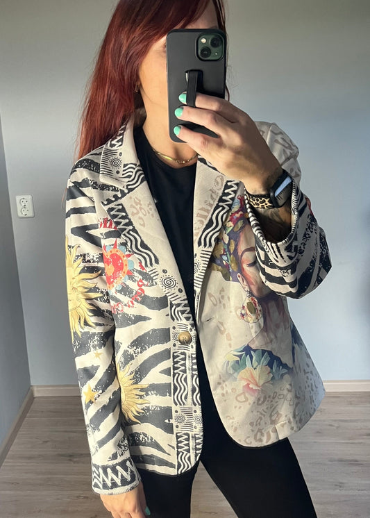 Blazer in suèdelook stof met opvallende print, licht getailleerd. One size tot maat 44.