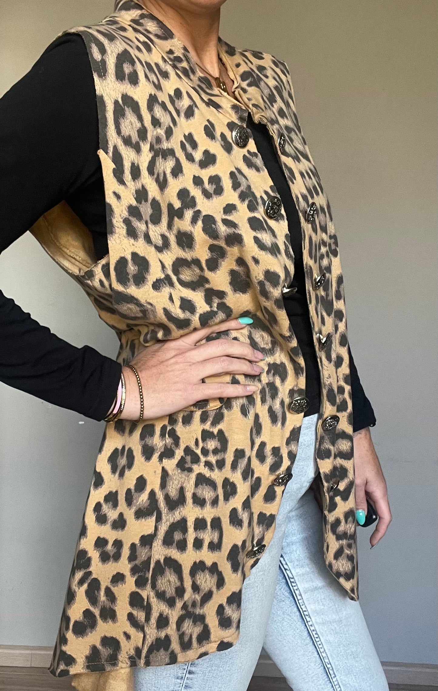 Lang dames gilet met panterprint in grijs of okergeel van katoen van Piek Fashion