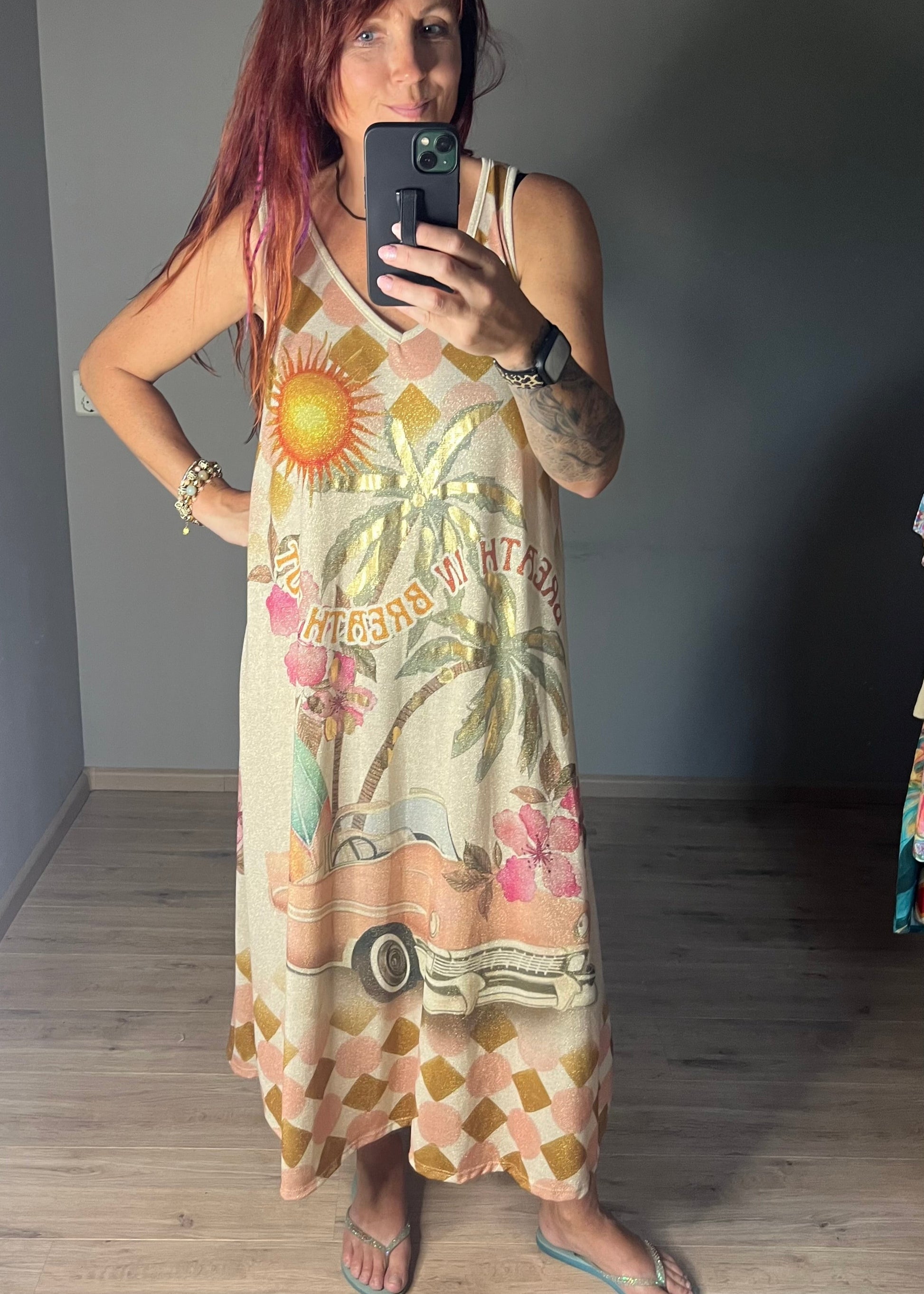Schitterende lurex jurk met een glossy  print. Shine op elke gelegenheid met glansjurk draagbaar tot 44