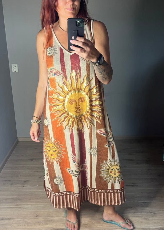 Schitterende lurex jurk met een glossy sun print. Shine op elke gelegenheid met glansjurk draagbaar tot ruim 44