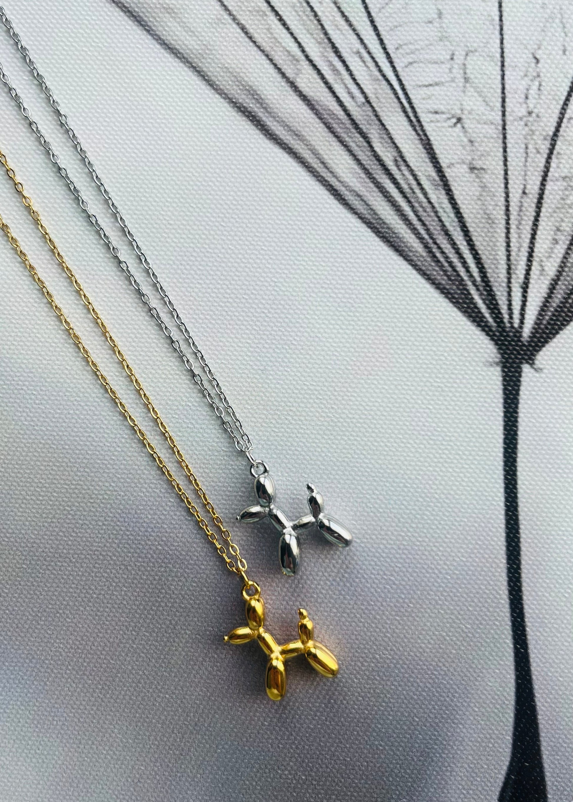 Stainless steel ketting met speelse balloon dog hanger in goud of zilver. Trendy en duurzaam sieraad.