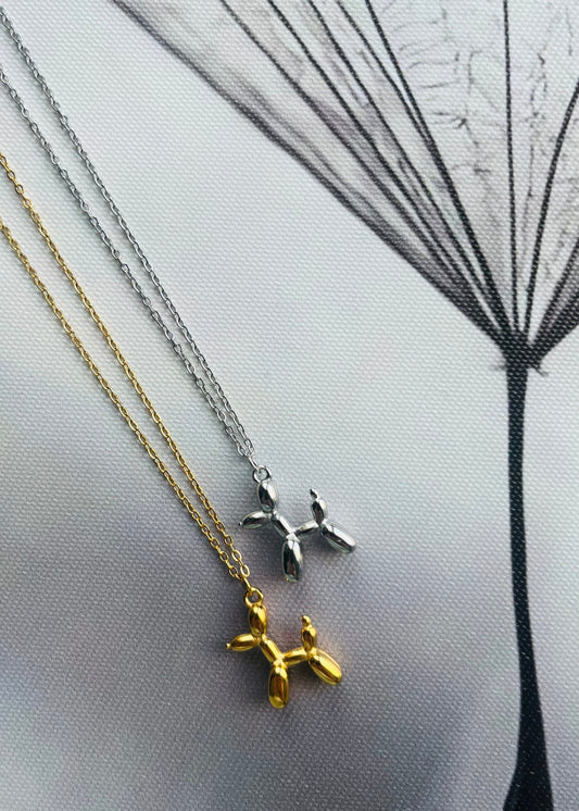 Stainless steel ketting met speelse balloon dog hanger in goud of zilver. Trendy en duurzaam sieraad.