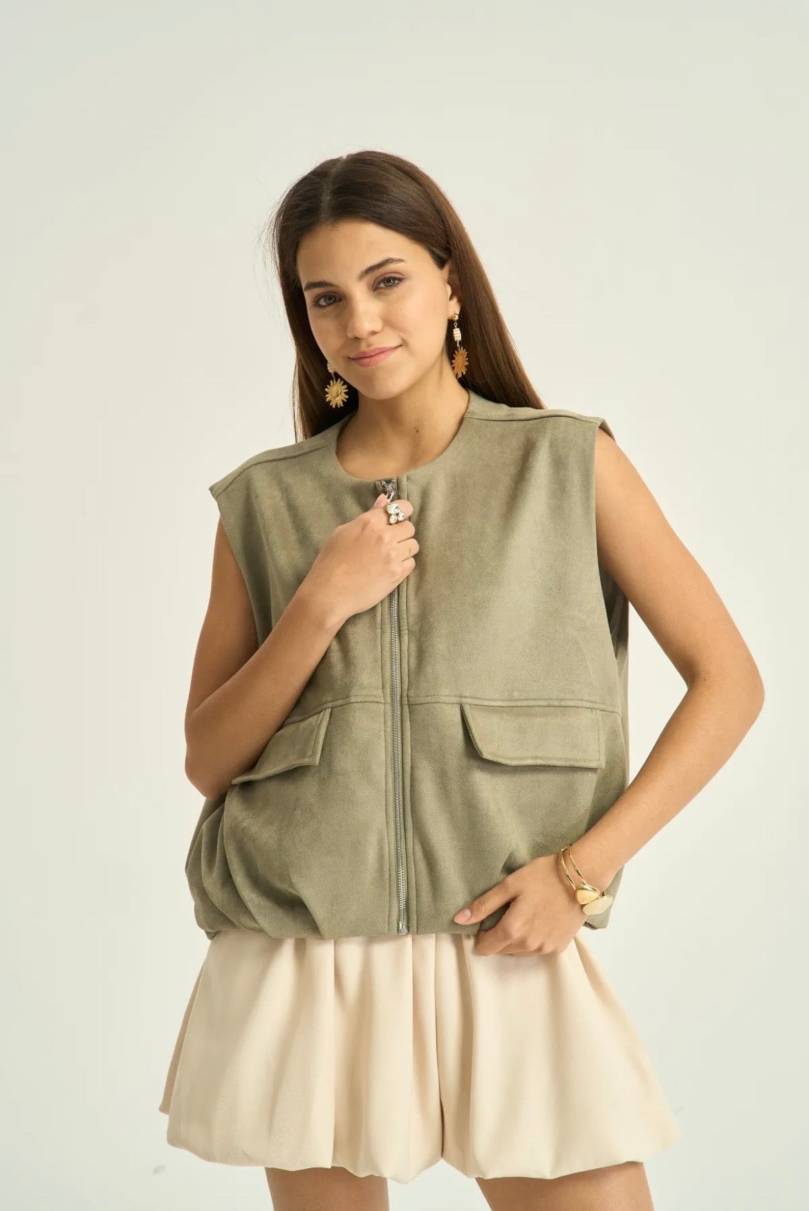Olijfgroen gilet van suede achtige stof.