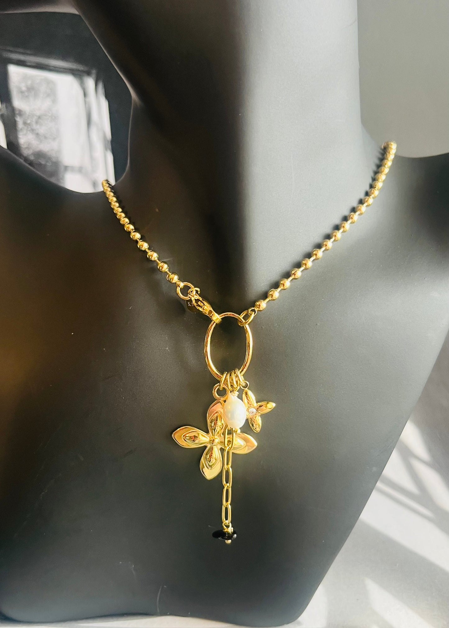 Stainless steel damesketting met hippe bedels. Verkleurt niet, waterproof en trendy voor elke outfit