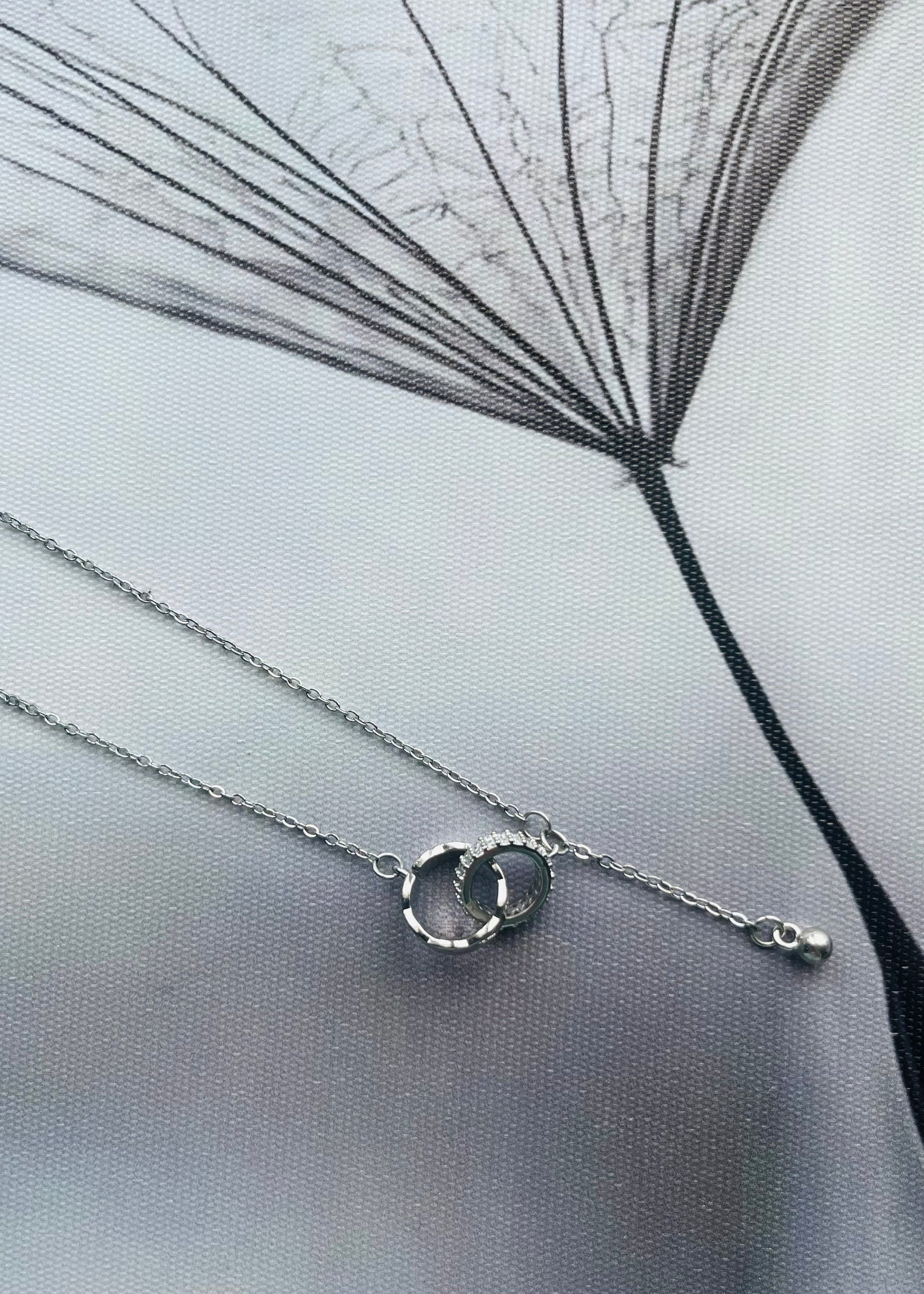 Shop stijlvolle stainless steel kettingen met hanger bij Piek Fashion. Duurzaam, verkleurt niet en perfect te combineren. Tijdloze sieraden voor elke outfit.