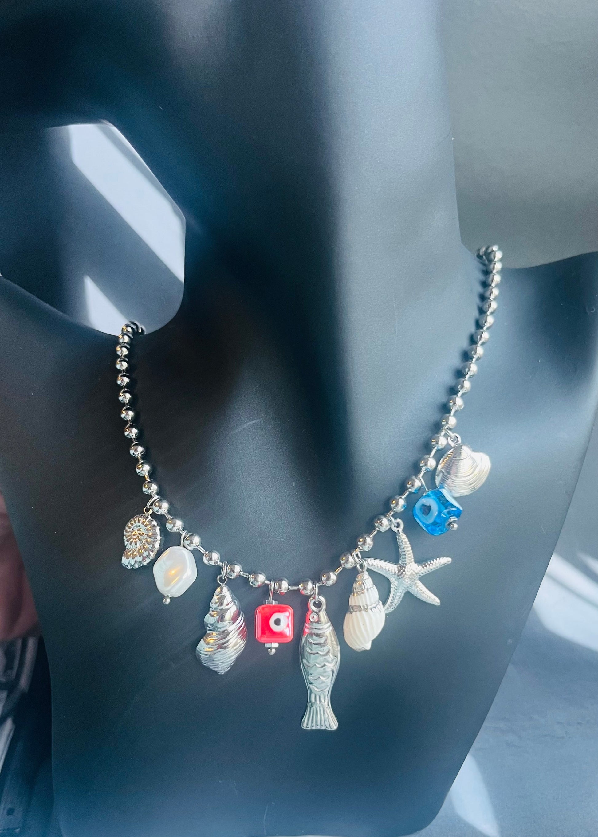 Stainless steel damesketting met hippe bedels. Verkleurt niet, waterproof en trendy voor elke outfit.