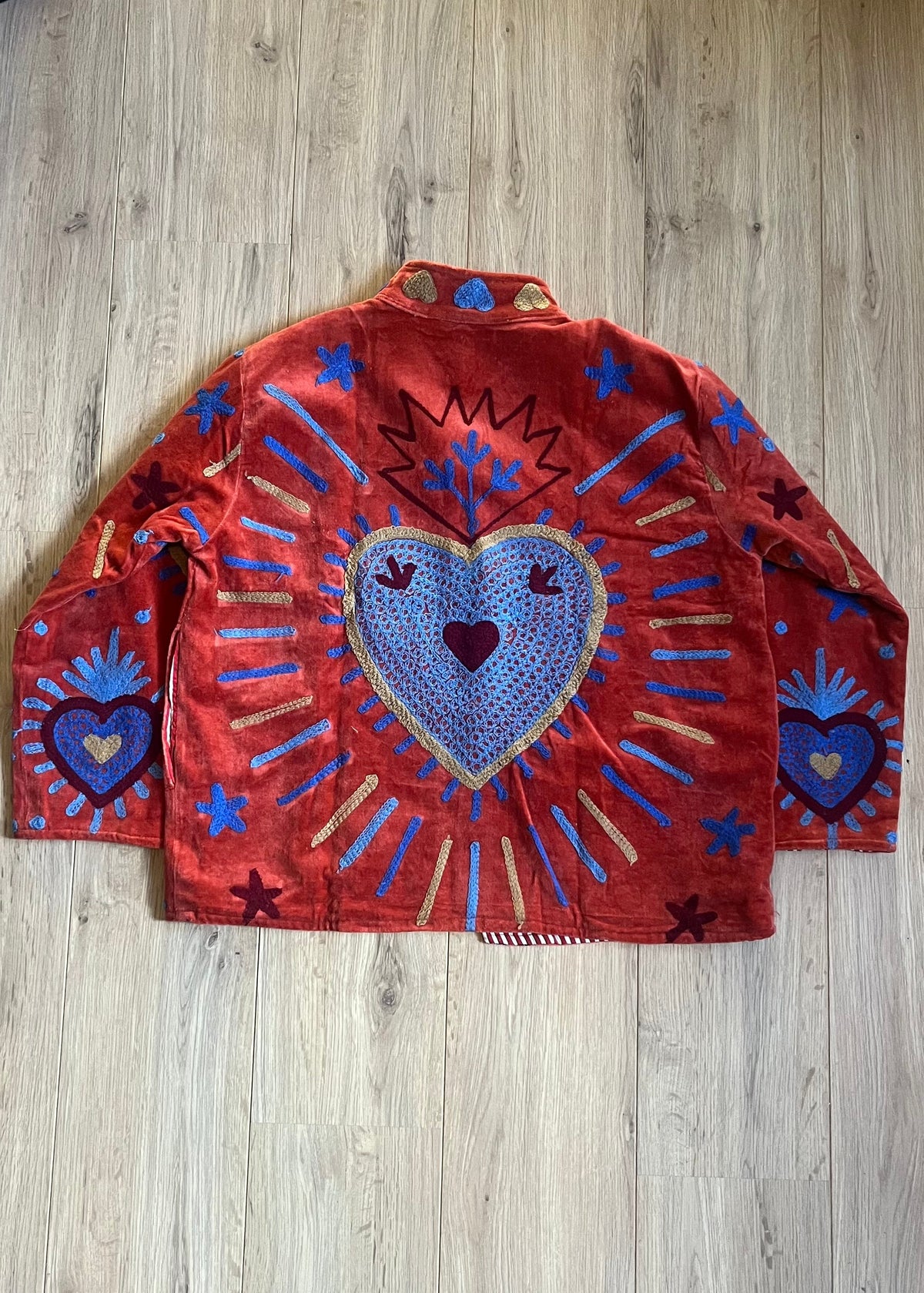 Handgemaakte velvet Suzani jacket uit India met kleurrijk borduurwerk in terracotta met blauw.