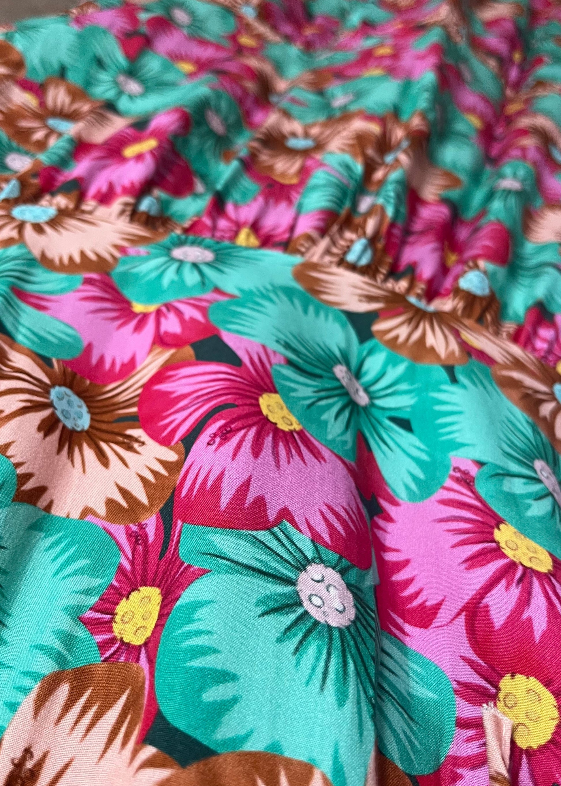 Vrouwelijke zomerjurk van viscose met knalkleuren print, elastiek onder de borst en wijde mouwen. Luchtig model, knoopsluiting op de rug.