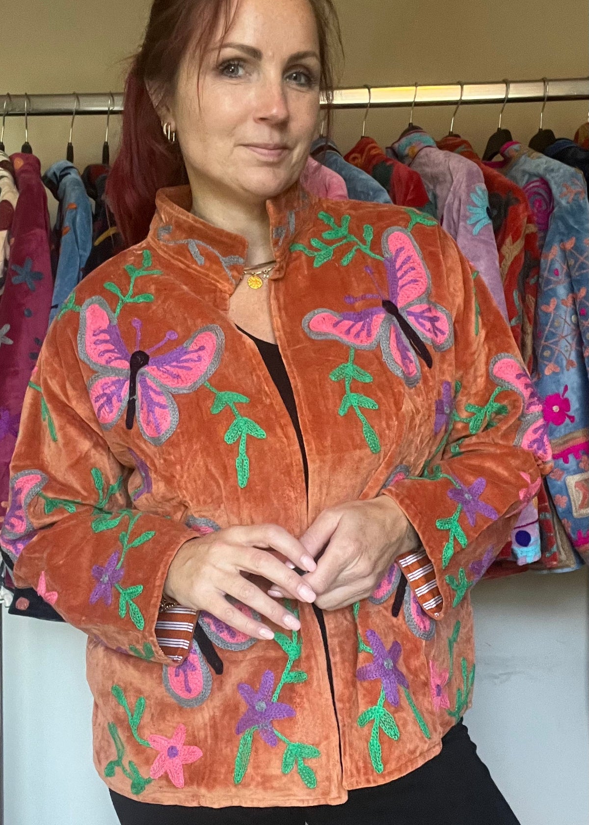 Handgemaakt velvet Suzani jacket in koperbruin voor dames met kleurrijk Indiaas borduurwerk met vlinders 