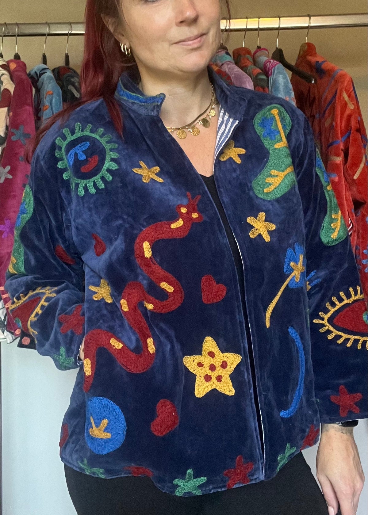 Handgemaakte velvet Suzani jacket uit India met kleurrijk borduurwerk