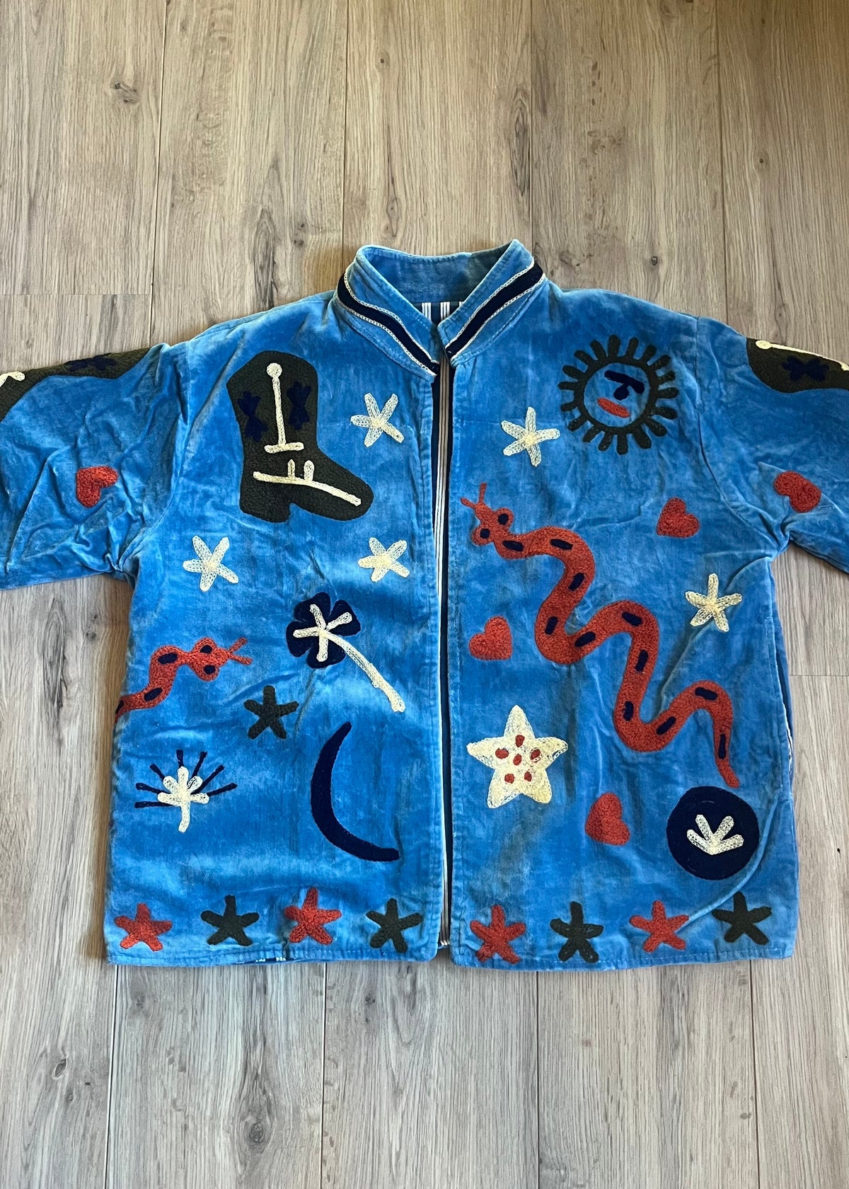 Handgemaakte velvet Suzani jacket uit India met kleurrijk borduurwerk in lichtblauw met gave print