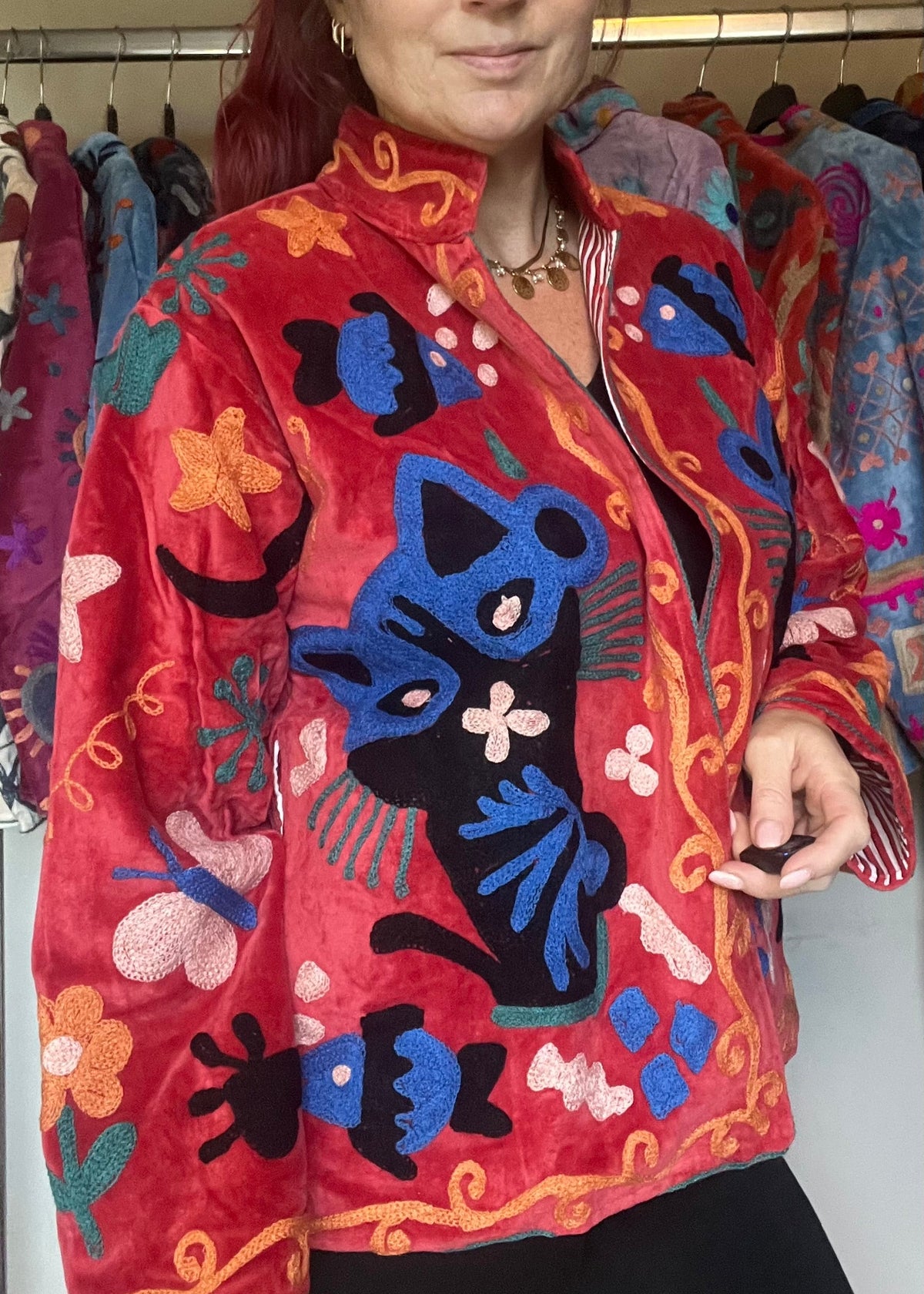 Handgemaakte velvet Suzani jacket uit India met kleurrijk borduurwerk in een mooie rode kleur met kattenprint