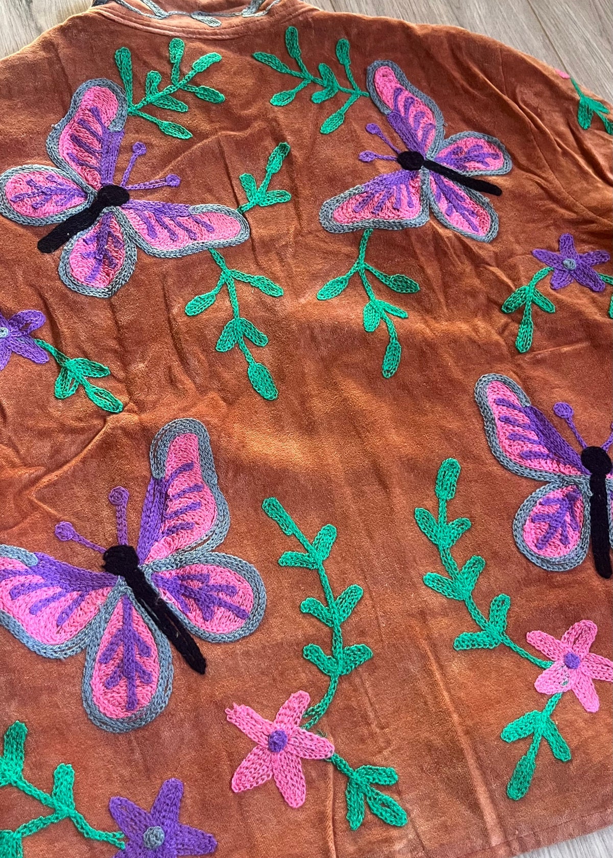 Handgemaakt velvet Suzani jacket in koperbruin voor dames met kleurrijk Indiaas borduurwerk met vlinders 