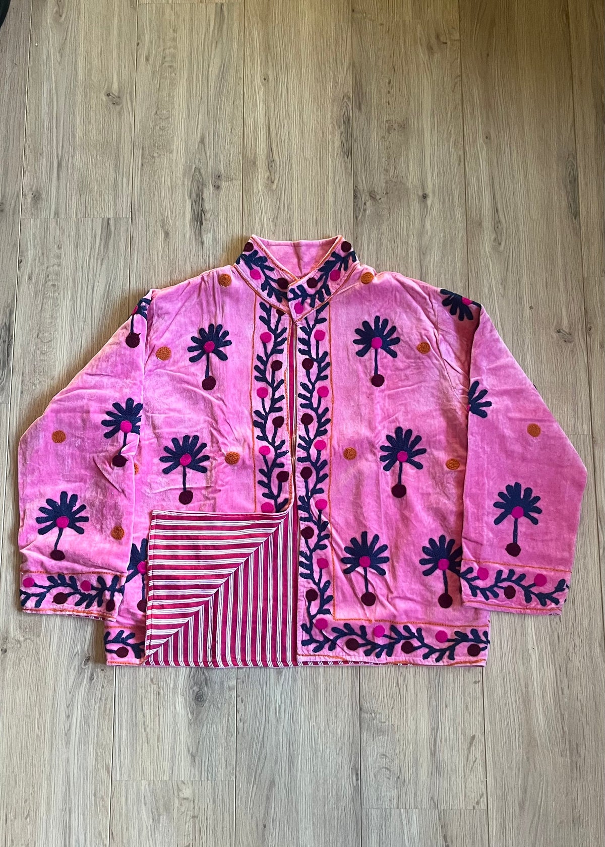 Handgemaakte velvet Suzani jacket uit India met kleurrijk borduurwerk in lichtblauw met gave print
