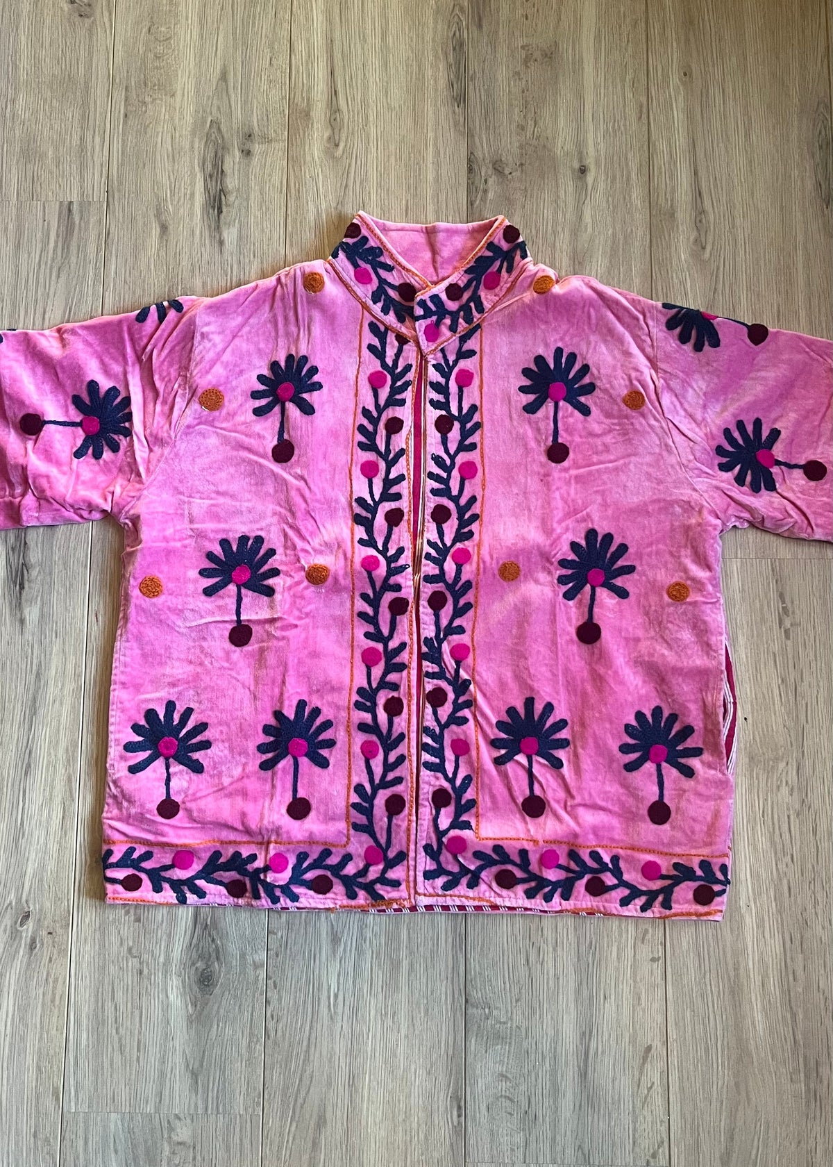 Handgemaakte velvet Suzani jacket uit India met kleurrijk borduurwerk in lichtblauw met gave print