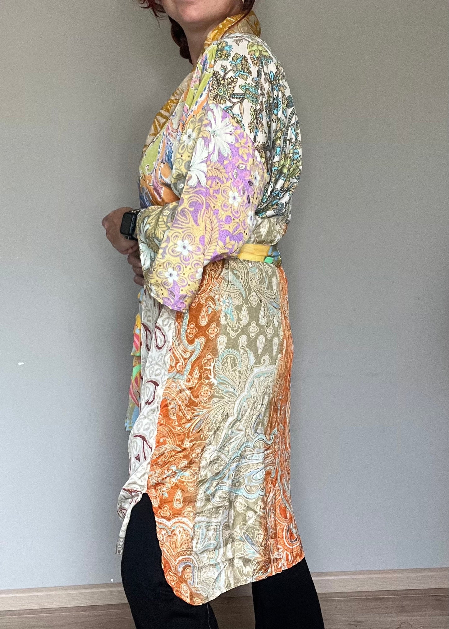 Unieke zijden kimono uit India met kleurrijke print. Handgemaakt, luchtig en one of a kind.
