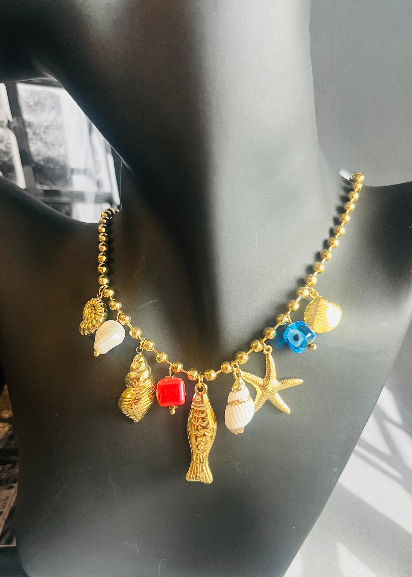 Stainless steel damesketting met hippe bedels. Verkleurt niet, waterproof en trendy voor elke outfit.