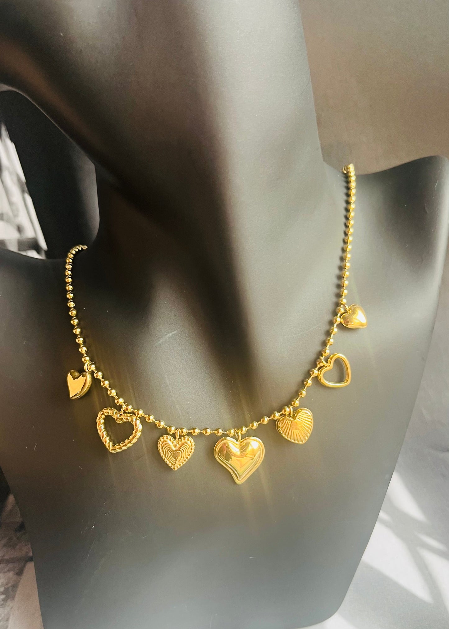 Stainless steel damesketting met hippe bedels. Verkleurt niet, waterproof en trendy voor elke outfit.