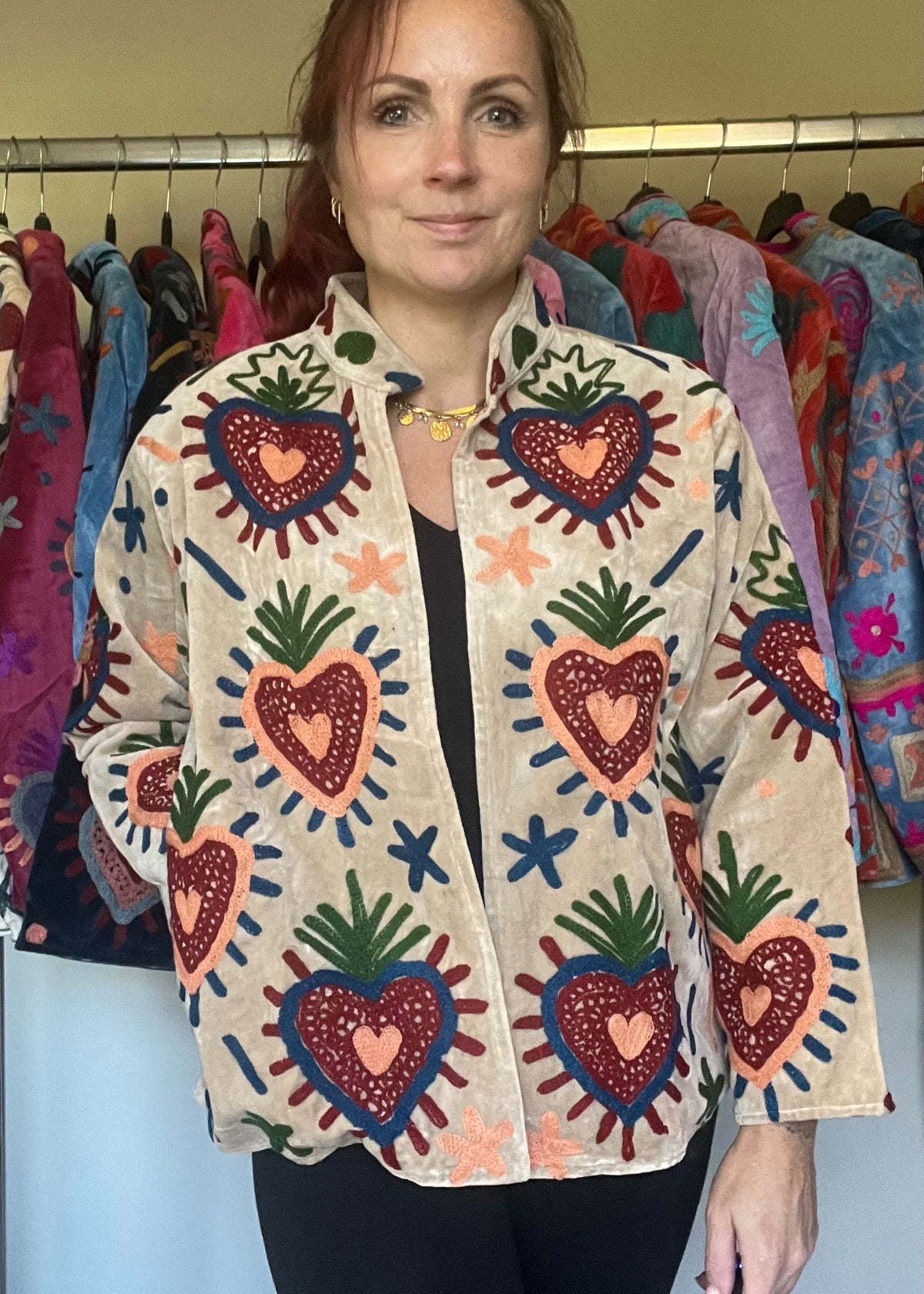 Handgemaakt velvet Suzani jacket voor dames met kleurrijk Indiaas hartjes borduurwerk