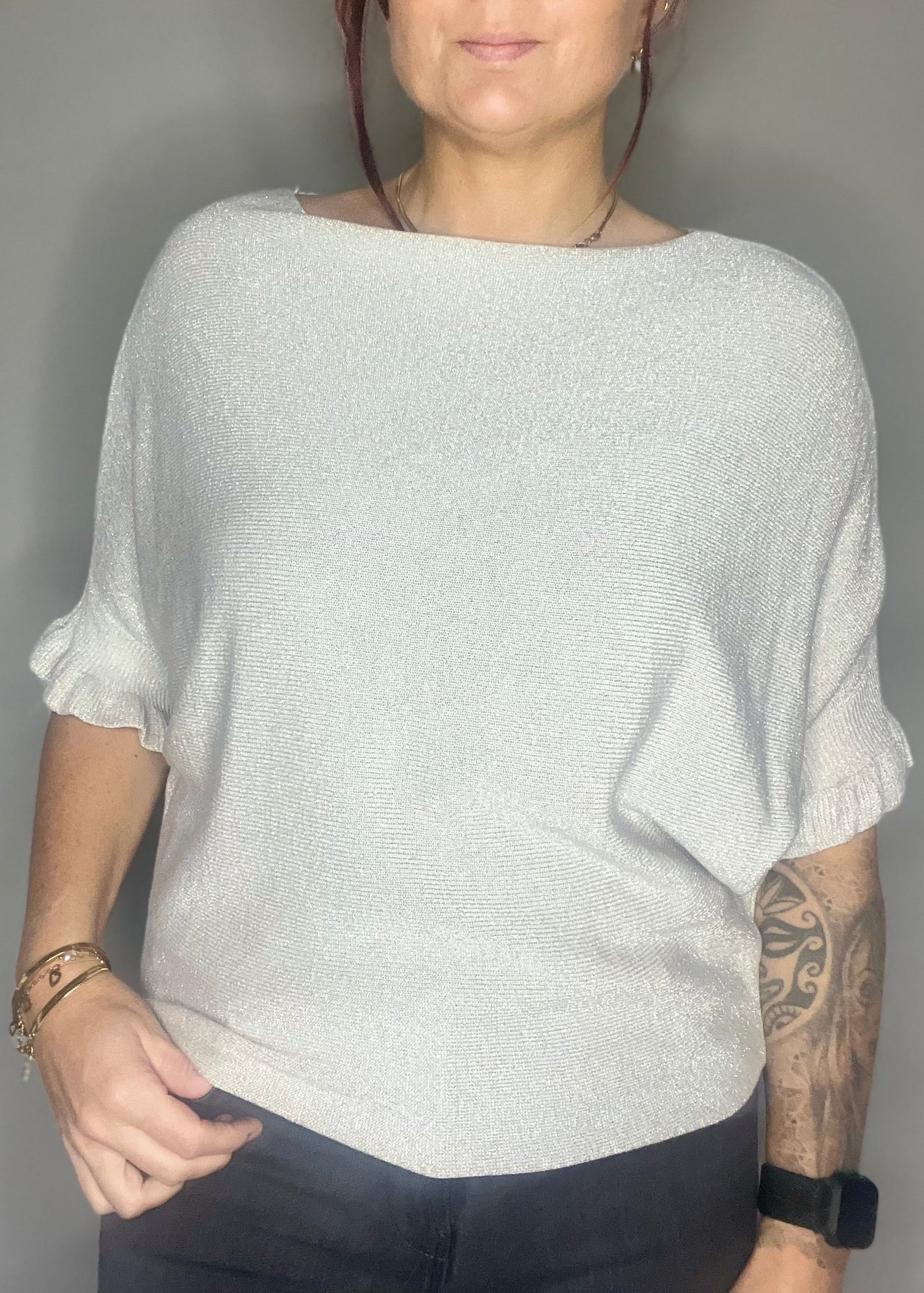 Kleurrijke trui met lurex glitters en mouw tot de elleboog. Chic én casual te dragen. Comfortabel, stijlvol en makkelijk te combineren.