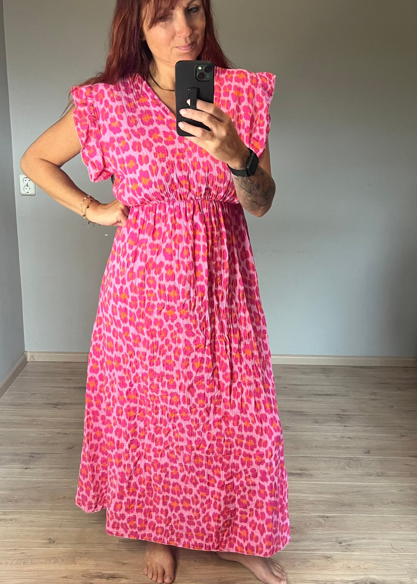 Panterprintjurk van mousseline katoen met ruffles en elastiek onder de borst. Speels, vrouwelijk en in 3 maten.