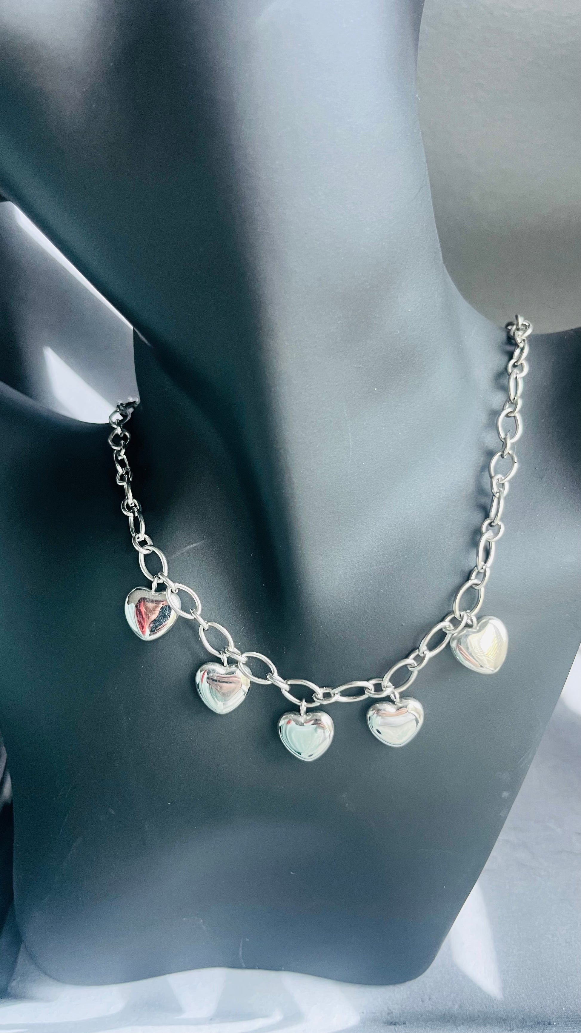 Stainless steel damesketting met hippe bedels. Verkleurt niet, waterproof en trendy voor elke outfit.