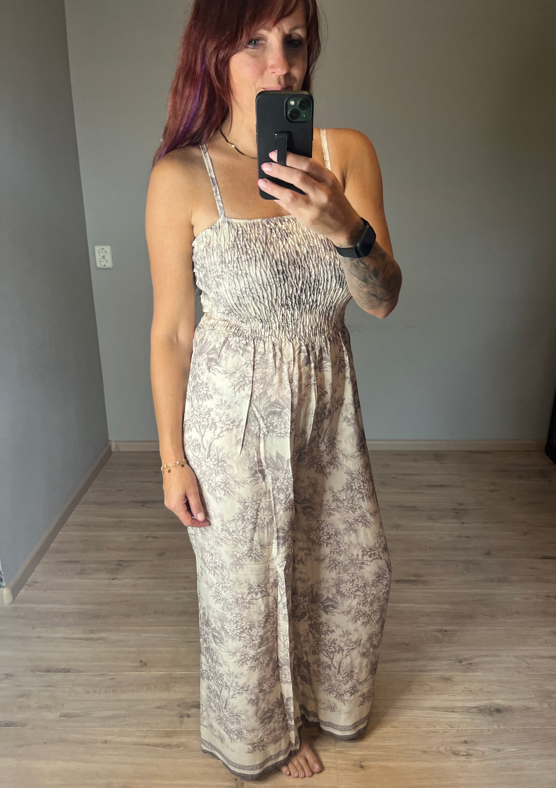 Dames jumpsuit van viscose in beige-grijze Soft Taupe Print met spaghetti bandjes en gesmokt lijfje. Verkrijgbaar in maat S, M en L.