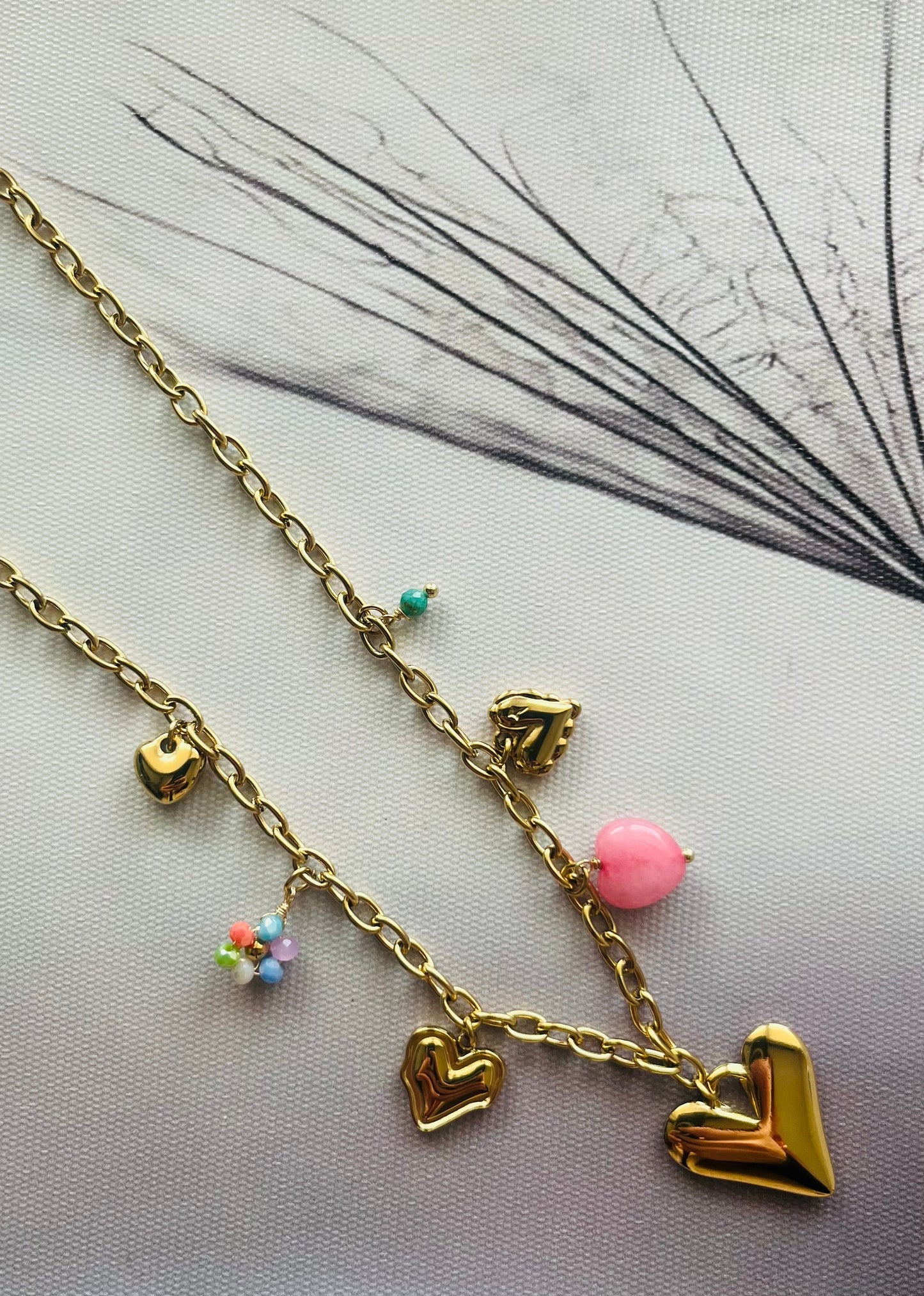 Stainless steel damesketting met hippe bedels. Verkleurt niet, waterproof en trendy voor elke outfit.