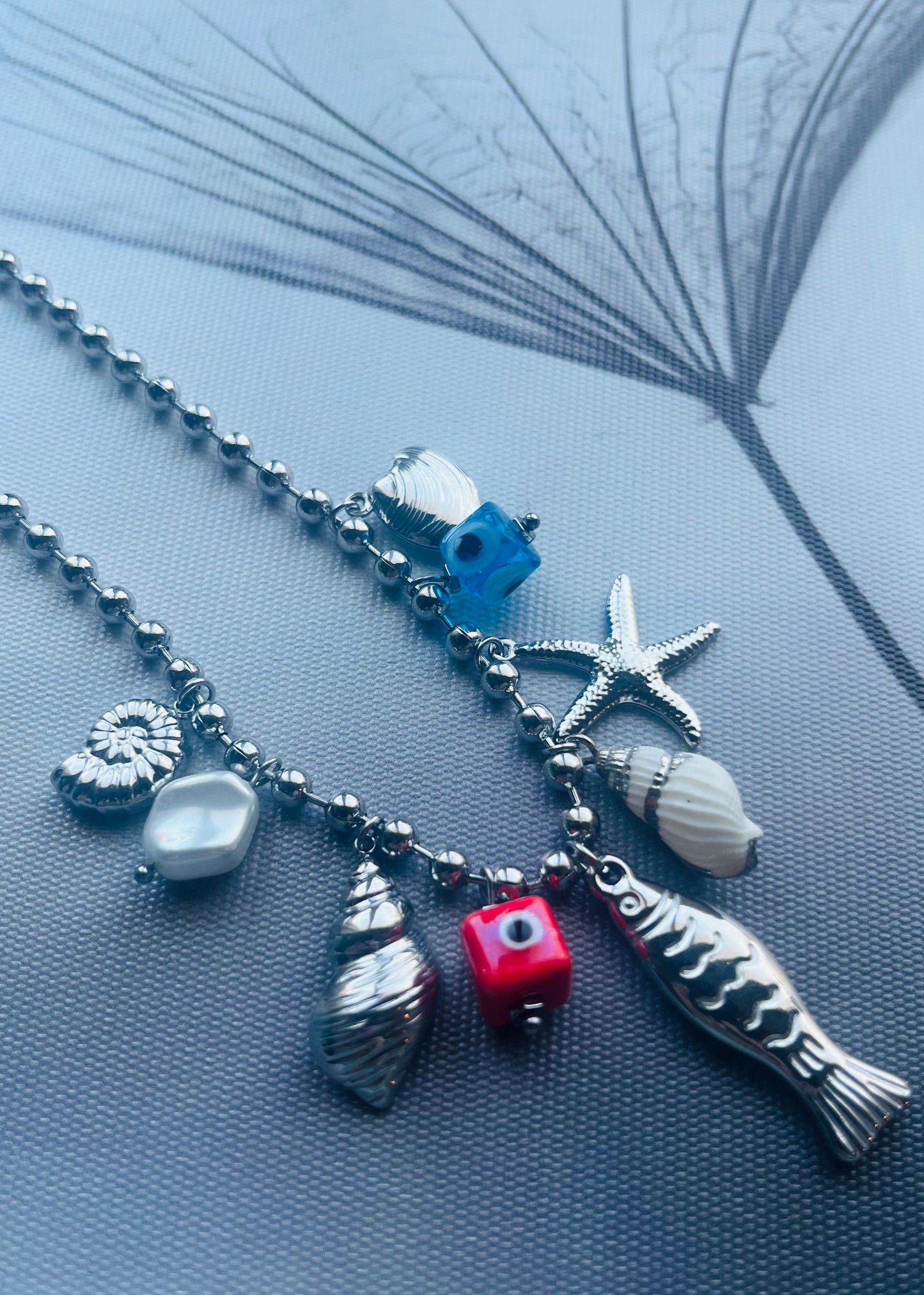 Stainless steel damesketting met hippe bedels. Verkleurt niet, waterproof en trendy voor elke outfit.