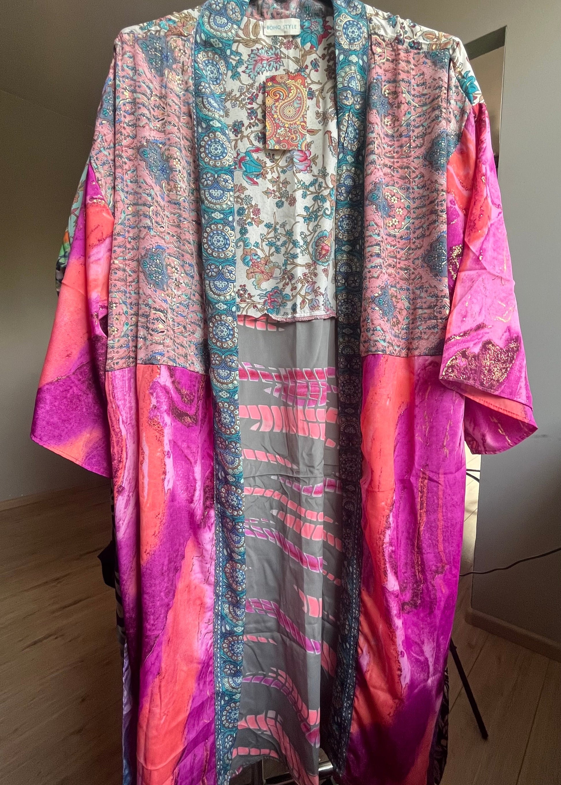 Gave kimono uit Inda in Ibiza stijl van zijde met centuur en steekzakken. Diverse hippe en trendt prints. Elke is uniek.