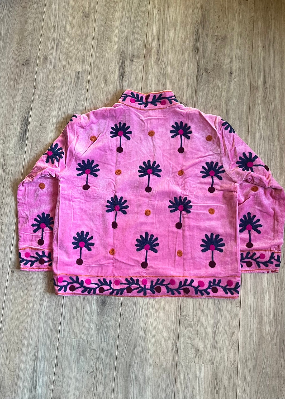 Handgemaakte velvet Suzani jacket uit India met kleurrijk borduurwerk in lichtblauw met gave print