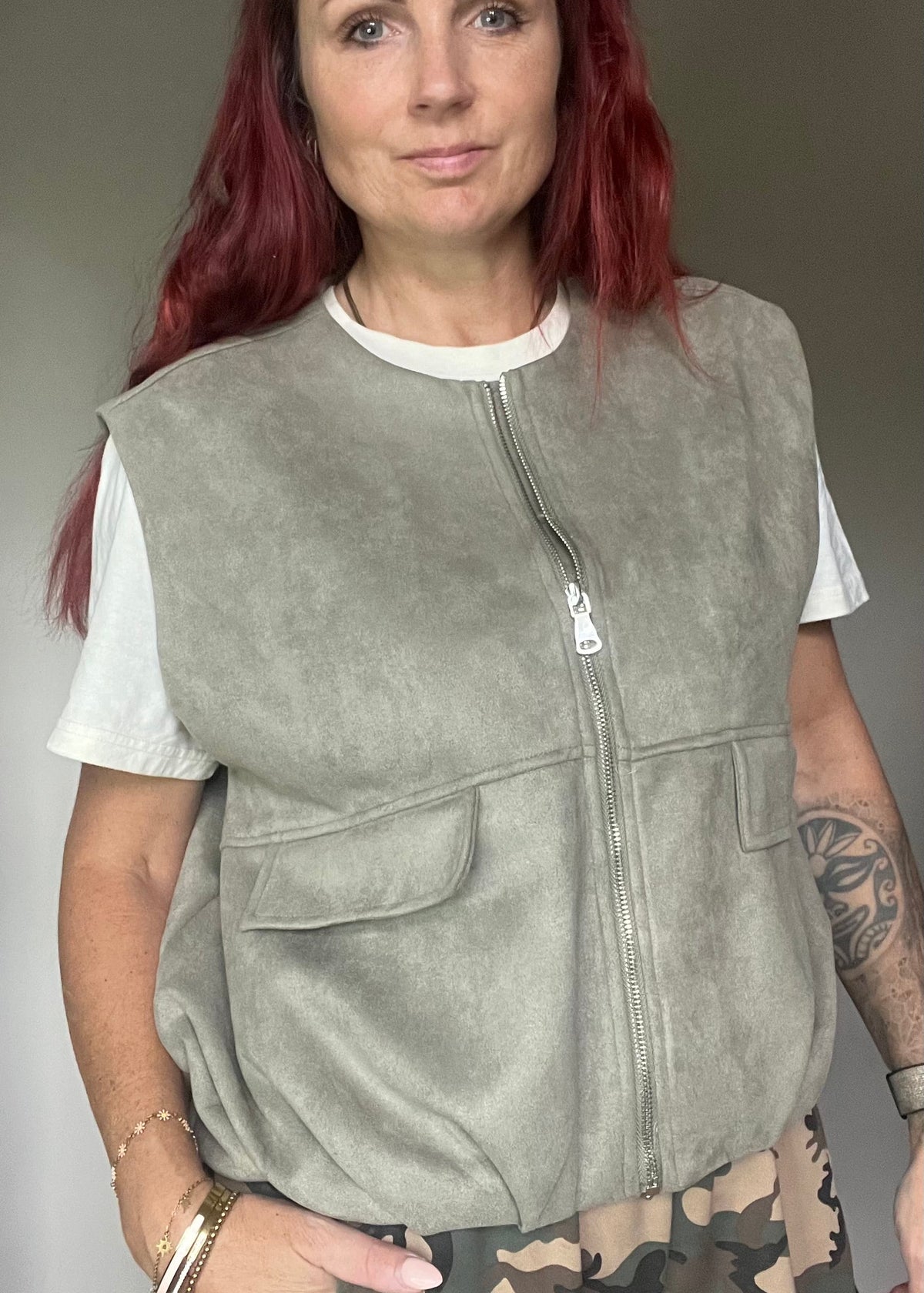 Olijfgroen dames gilet van zachte suède look stof met rits en zakken