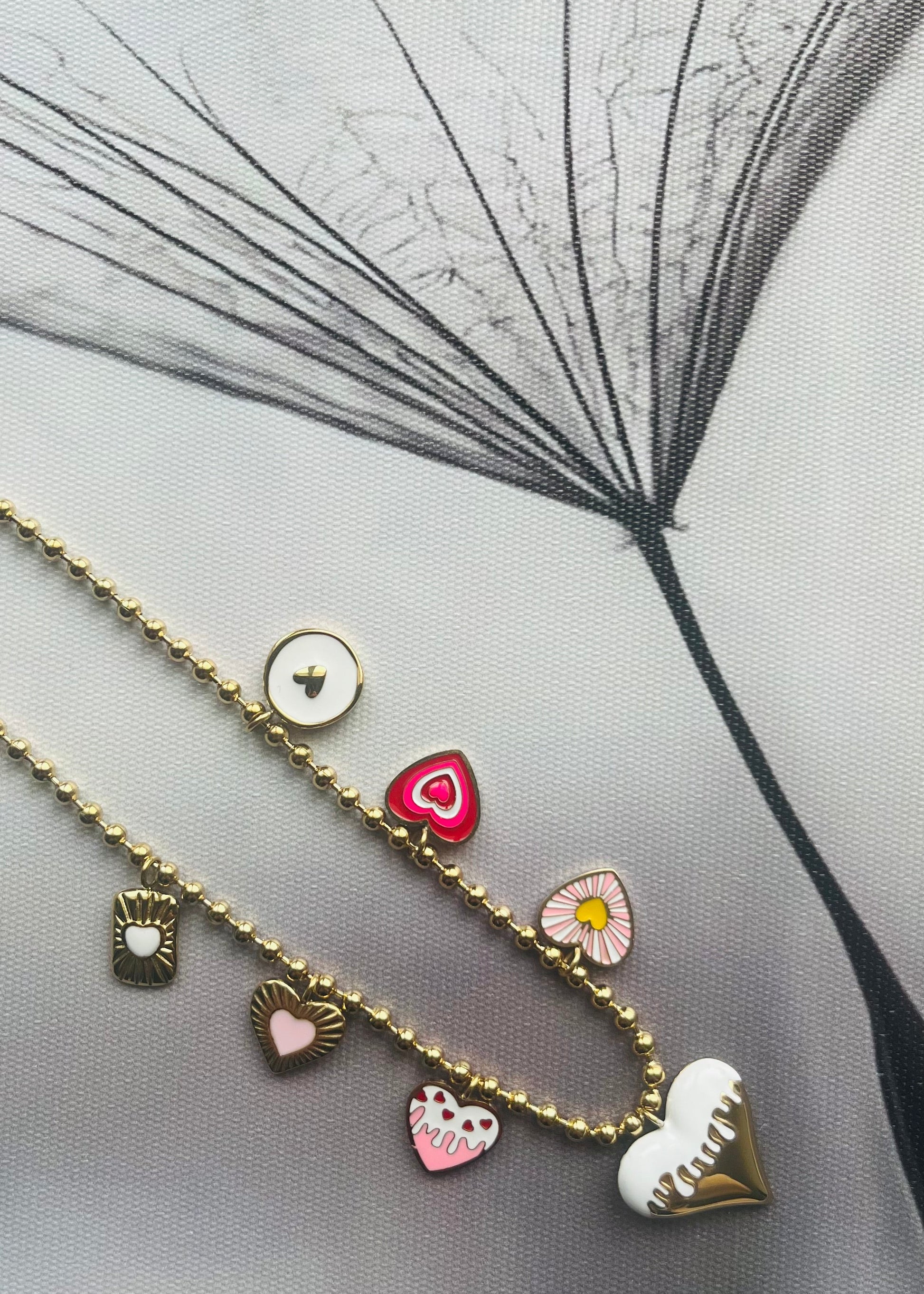 Stainless steel damesketting met hippe bedels. Verkleurt niet, waterproof en trendy voor elke outfit.