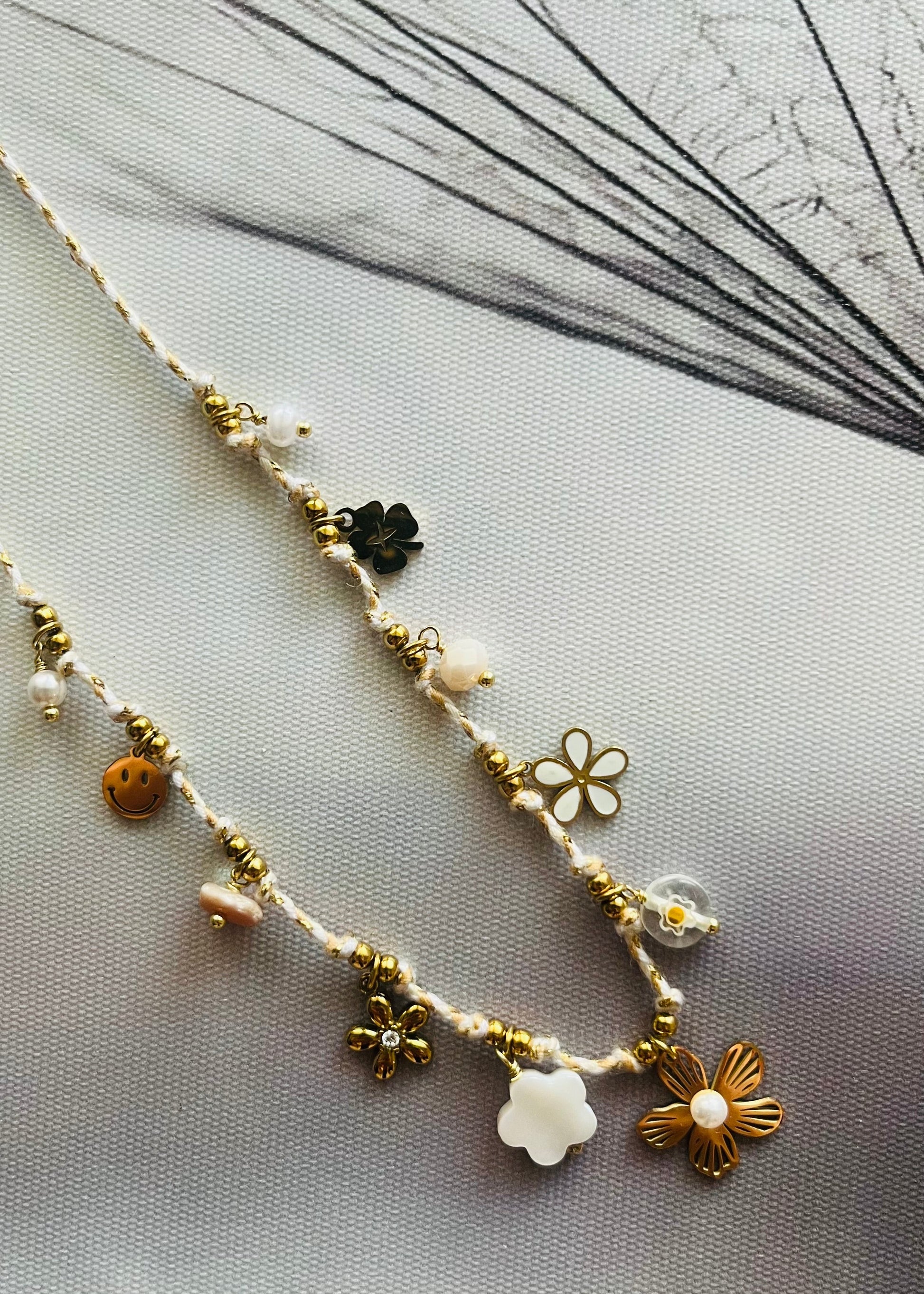 Stainless steel damesketting met hippe bedels. Verkleurt niet, waterproof en trendy voor elke outfit.