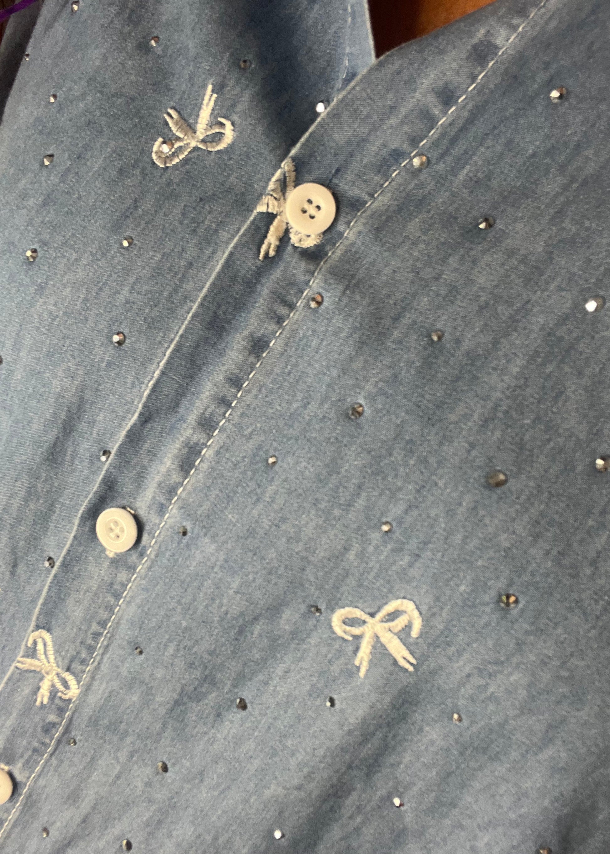 Oversized damesblouse van denim met strikjes en glitters, gemaakt van katoen. One size, passend tot maat 46.