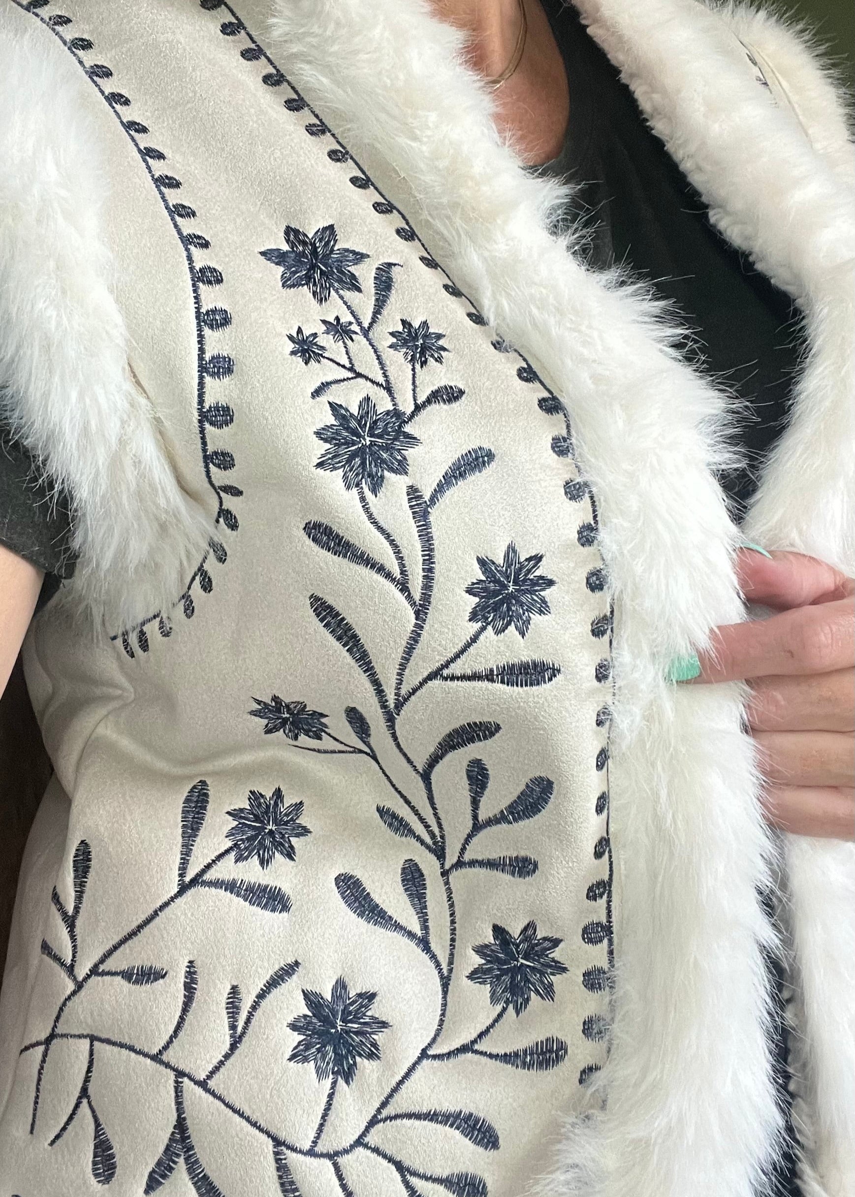 Teddy gilet van nep bont met geborduurde print in camel en sand. One size tot maat 42/44. Stoer, cozy en modieus.