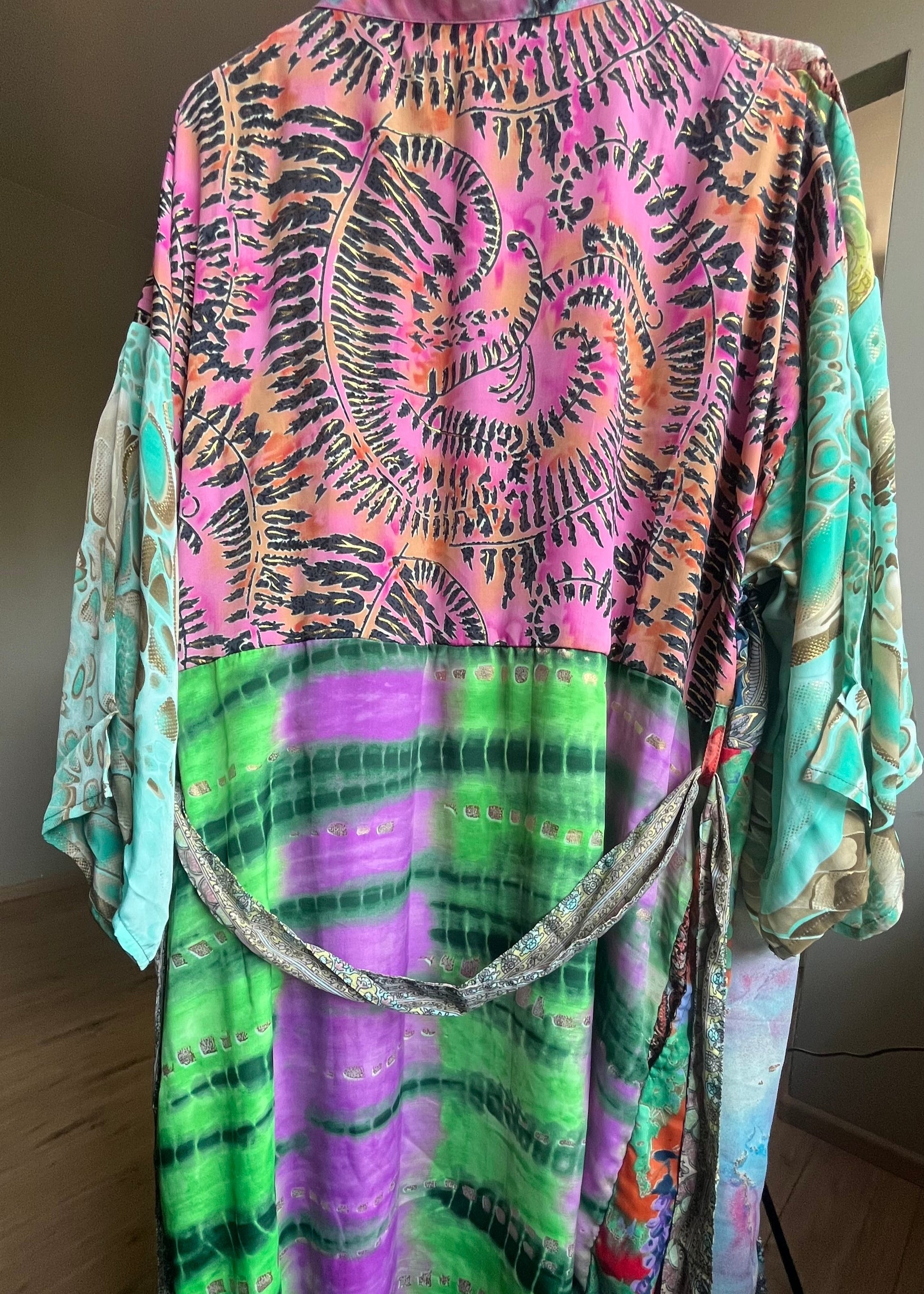 Gave kimono uit Inda in Ibiza stijl van zijde met centuur en steekzakken. Diverse hippe en trendt prints. Elke is uniek.