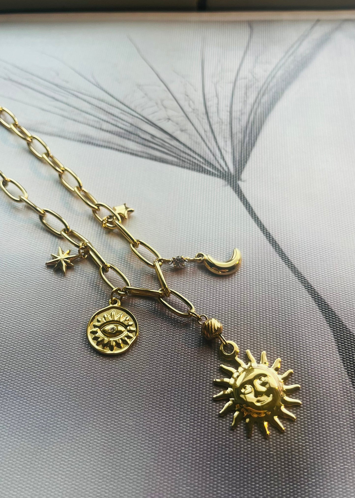 Stainless steel damesketting met hippe bedels. Verkleurt niet, waterproof en trendy voor elke outfit.