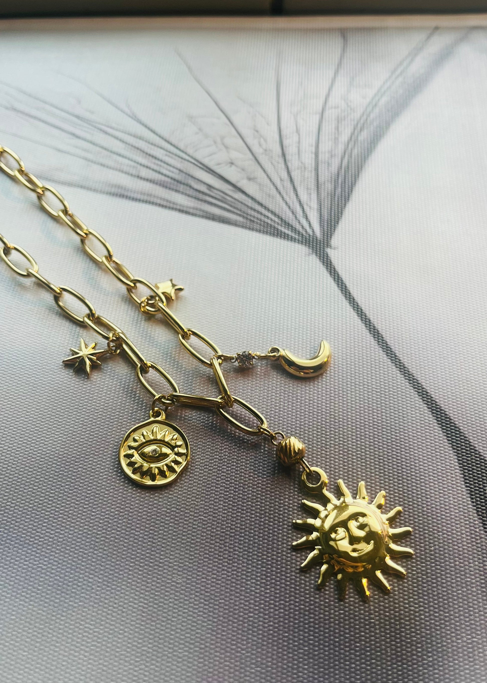 Stainless steel damesketting met hippe bedels. Verkleurt niet, waterproof en trendy voor elke outfit.