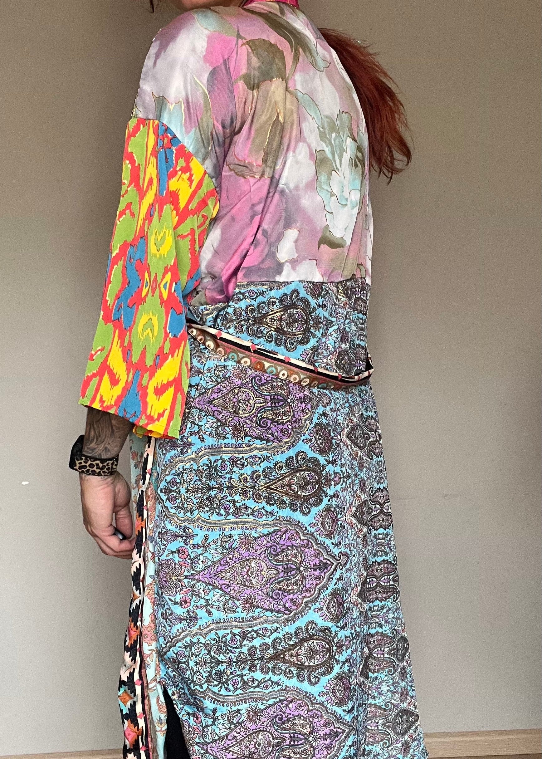 Unieke zijden kimono uit India met kleurrijke print. Handgemaakt, luchtig en one of a kind.