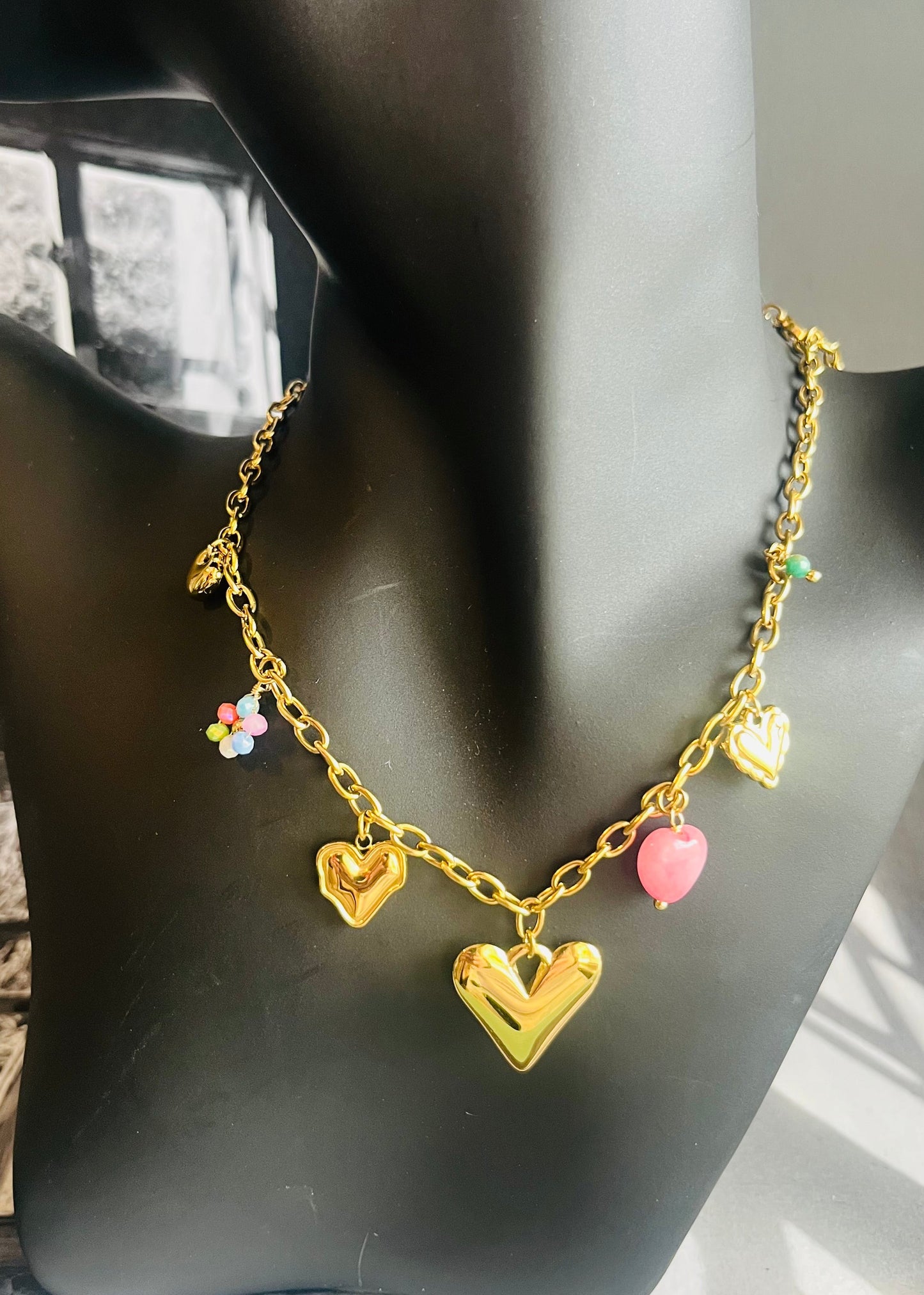 Stainless steel damesketting met hippe bedels. Verkleurt niet, waterproof en trendy voor elke outfit.