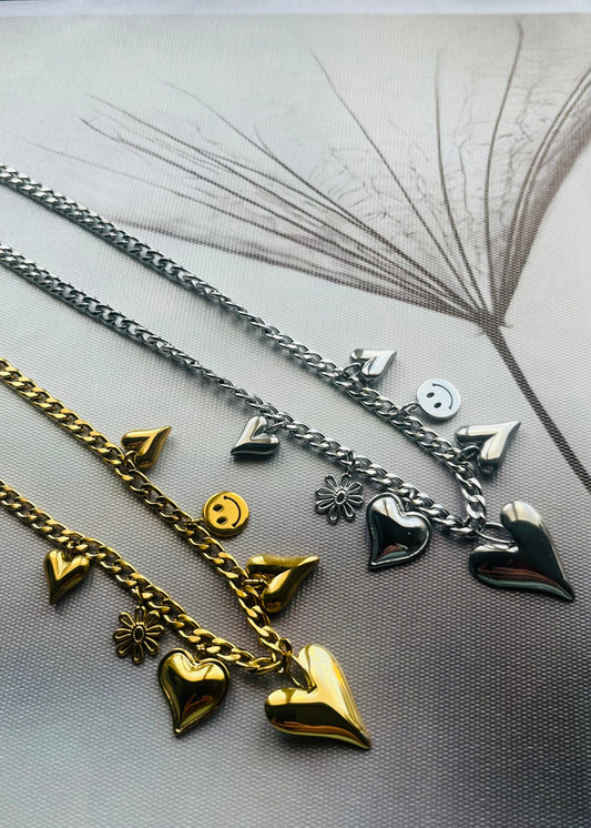 Stainless steel bedelkettingen in goud en zilver. Duurzaam, waterproof en trendy. Elke ketting heeft eigen bedels, mix en match jouw favorieten.