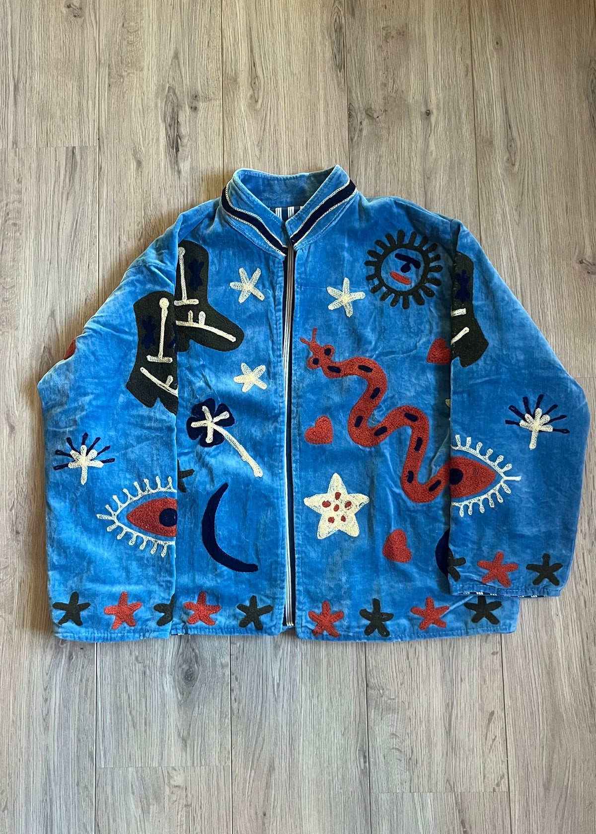 Handgemaakte velvet Suzani jacket uit India met kleurrijk borduurwerk in lichtblauw met gave print
